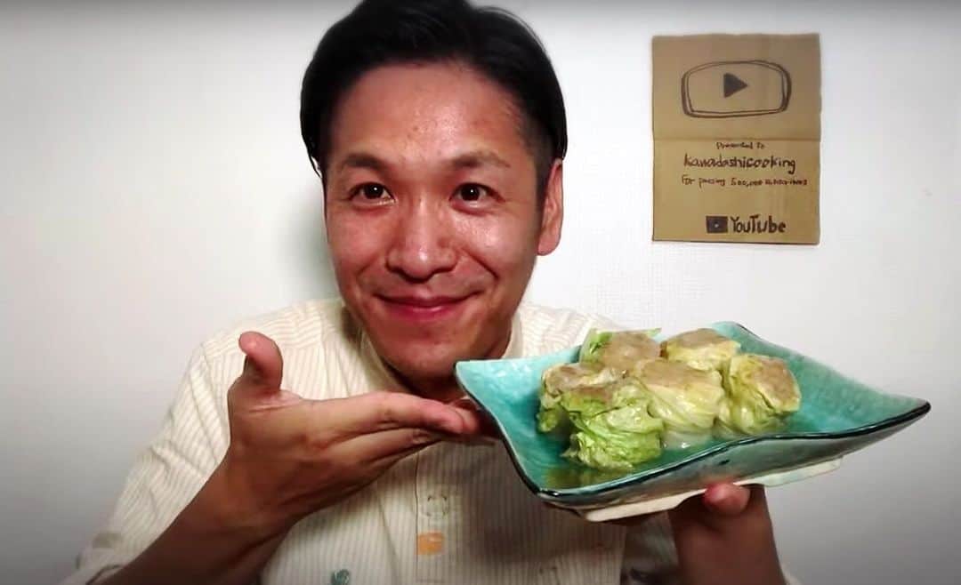 川島章良さんのインスタグラム写真 - (川島章良Instagram)「. . . 今回作ったのは『白菜しゅうまい』になります。  皮が白菜になっていましてヘルシーなのでに  だしが溢れてくるダイエット食なのにボリューミーな一品ですよ。  しかもレンチンでつくれてしまうので簡単で最高ですよ。  材料 ・白菜　3枚 ・豚ひき肉　100g ・むきエビ　50g ・たまねぎ　1／4個 ・だしパック　1パック ・酒　小さじ2 ・オイスターソース　小さじ1 ・しょうが　小さじ1/2  作り方はYouTubeのかわだしクッキングを観て下さい  こちらの白菜しゅうまいは  だしパックダイエット本に載っているのですが今回はエビを加えたレシピになっております。  だしパックダイエット本もよろしくお願いします。  #かわだしクッキング  #だしパックダイエット #だしパック #ダイエット #ダイエットレシピ #しゅうまい #だしパック料理研究家 #かわめし」5月28日 19時07分 - hannyakawashima