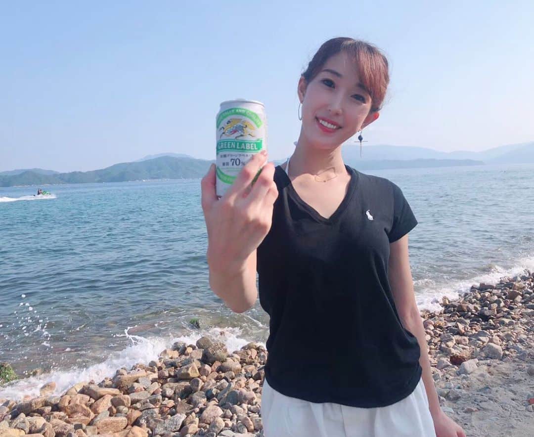 近藤夏奈のインスタグラム：「去年の夏、海でBBQした時の📸﻿ 🍻はスーパードライかグリーンラベルがすき❣️﻿ ﻿ ﻿ 明日も午後5時から午後7時🕔﻿ ウメダFM Be Happy 789🌈 『Be Sports! Friday』🧏‍♀️﻿ ﻿ ﻿ 明日のメッセージテーマは﻿ 「最近したプチ贅沢」です💌﻿ ﻿ ﻿ 6時台のコーナーは﻿ お風呂あがりの簡単ストレッチ🧘‍♂️﻿ をご紹介する予定です🙋‍♀️💗﻿ ﻿ ﻿ ﻿ ﻿ 今週も2時間生放送でお届けします🗣﻿ ストーリーにスマートフォンから聴いていただけるページのせてるのでぜひ聴いてみて下さい💖﻿ 明日も沢山のメッセージおまちしてまーす😘﻿ ﻿ ﻿ ﻿ ﻿ ﻿#ウメダfm#ウメダfmbehappy789」