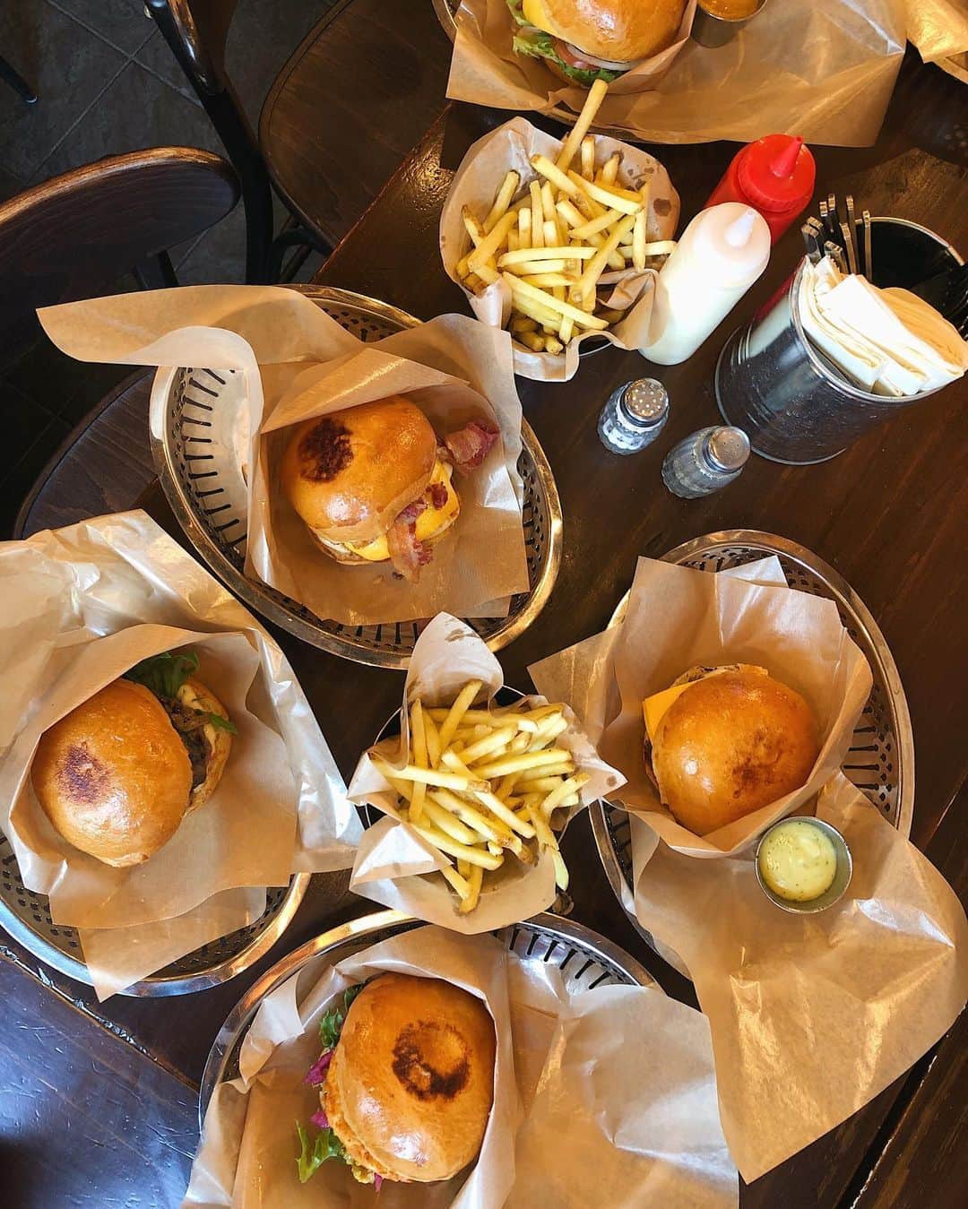 イザベル・オルソンのインスタグラム：「Vi är tillbaka! 🍔🙌🏼 tips att fira internationella burgardagen hos oss på @butchersmarketgbg」