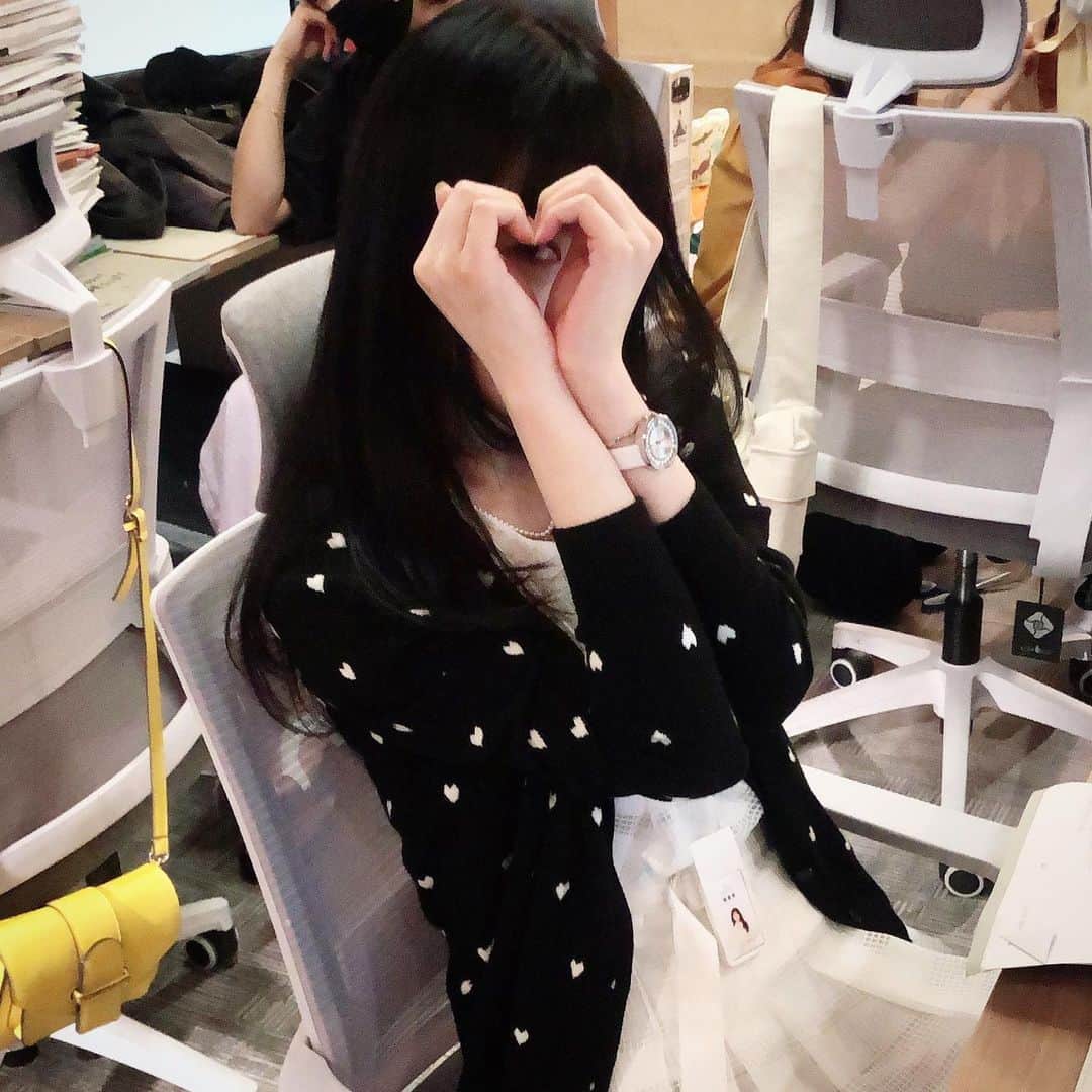 リジ のインスタグラム：「이제 귀여운척해도 카메라가 안받아주네 흔들리네여.. 얼굴가리면 바로 찍히고 참나😆 그나저나 오늘도 밤 10시 50분 TvN 오마이베이비 본방사수🖤」