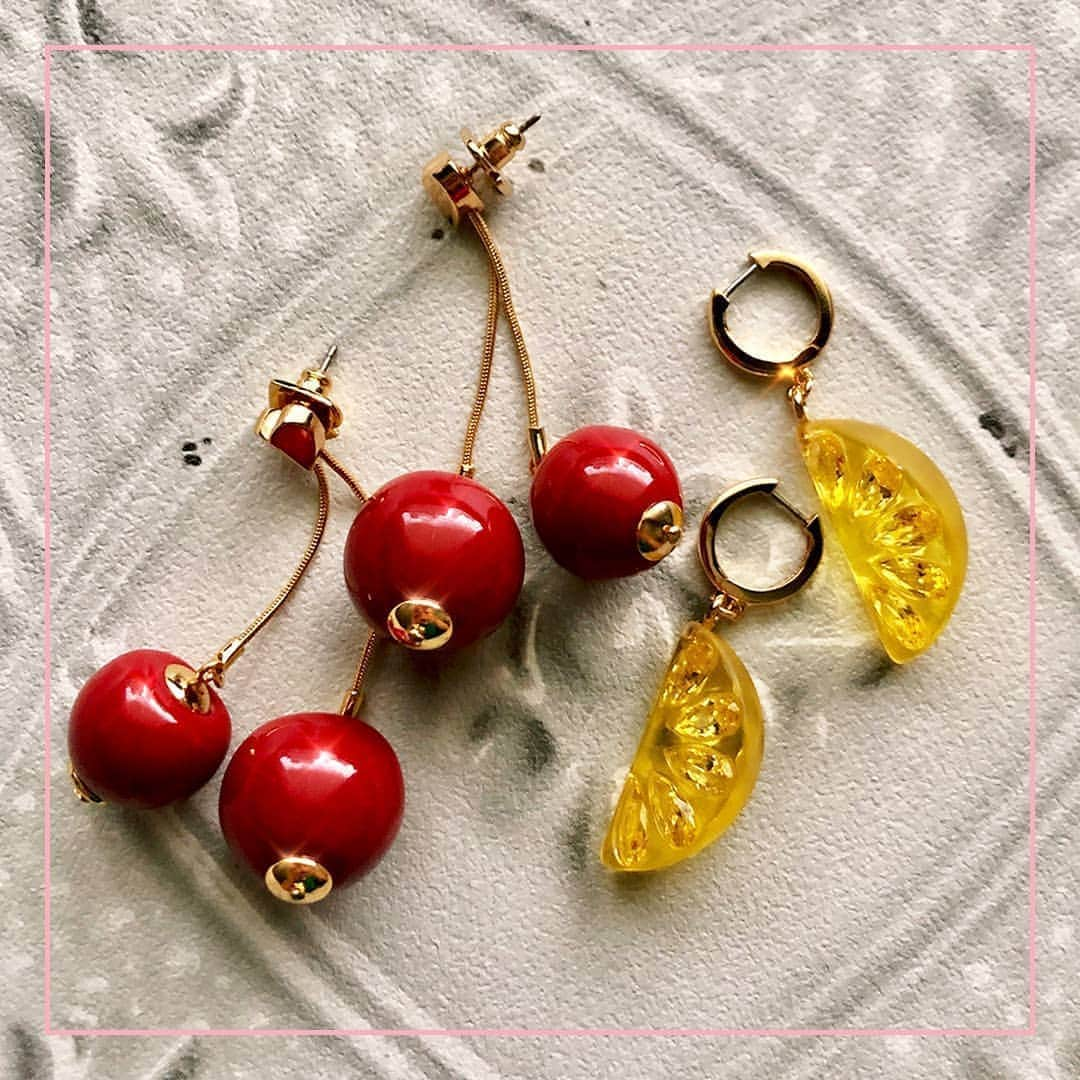 VOGUE GIRL JAPANさんのインスタグラム写真 - (VOGUE GIRL JAPANInstagram)「【本日のご褒美】ツヤツヤのチェリー＆レモン🍒🍋「ケイト・スペード ニューヨーク‎」からフルーツモチーフの小物が豊作！　ちらりと髪から覗かせて、ひと足先に夏ムードに✨ @katespadeny @katespadejapan . ピアス チェリー ￥16,000 レモン ￥13,000／kate spade new york（ケイト・スペード カスタマーサービス） ケイト・スペード カスタマーサービス 03-6890-5870 . #本日のご褒美 #木曜日はショッピングの日  #shoppingthursday #todayslittlehappiness #VOGUEGIRLエディターのお気に入り #ケイトスペードニューヨーク #ケイトスペード #チェリーピアス #レモンピアス」5月28日 19時11分 - voguegirljapan