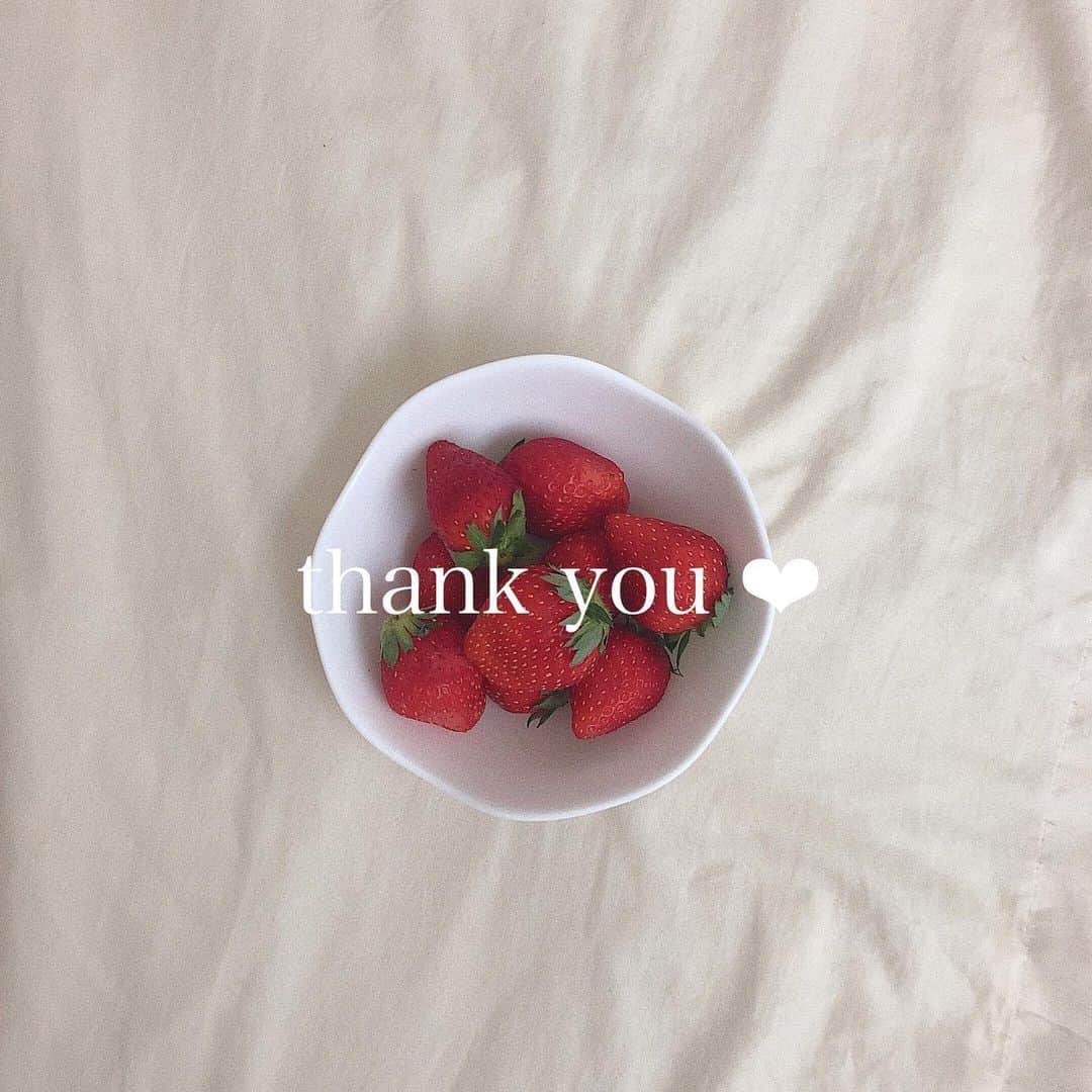 松尾 瞳のインスタグラム：「🍓 . 昨日の投稿に たくさんのお祝いコメント ありがとうございます🕊🕊 . 知り合いにもごく少数しか報告してなかったから びっくりさせちゃった人も多いけど、 わざわざ直接おめでとうの連絡くれる子や お仕事関係の方も多くて感謝、、🙇‍♂️❤️ . そしてお祝いストーリーズUPしてくれたり してるのも全部見てます！ DMくれる方も多くて、、 DMはひとりひとりお返事するのが難しくて 申し訳ないんだけど気持ちが本当に嬉しいです🥺❤️ . 昨日のコメント欄は ひとつひとつゆっくり返していくね🌜」