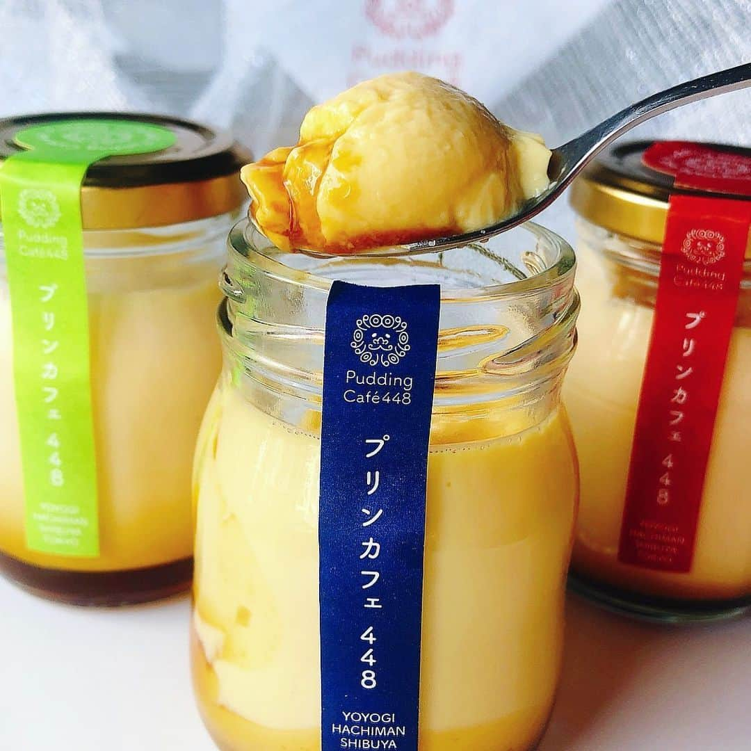 里井真由美さんのインスタグラム写真 - (里井真由美Instagram)「#pudding #puddingcafe #newopen ㊗️6/1 OPEN‼️「プリンカフェ448」 プレオープンにお招き頂きました。 代々木八幡駅の真横です。 ・ ・ 🍮トップ画像は「昭和プリン」！ ちょっと「固め」で、2枚目はなめらかとろとろプリン❤︎ 🔻 固め派？やわらかめ派ですか？ →迷ったら両方ですよぉ〜🤗😆💕笑w 食べ比べがおすすめ‼️ 3枚目に並べてございます❤︎ ・ ・ 世界的なショコラティエ 「テオブロマ」土屋シェフのプロデュース店で、 @theobroma_koji_tsuchiya ・ ・ 店内には10種くらいのプリンや、抹茶あずき、サヴァランなど いわゆる「ケーキ」も瓶に入って登場❤︎ 果物コンフィチュールや、焼き菓子フィナンシェ、クッキーなど様々なスイーツも「瓶」に入って売られています☺️ 🔻 🔻 土屋シェフならではのショコラプリンもございますよ〜🍫🍫🍫🍮🍮🍮 ・ ・ 1階はテイクアウトで2階はカフェ。 代々木八幡駅の階段降りたら もうお店の入口なの！ 待ち合わせにも良さそうです❤︎ ・ ・ 5/28〜30はプレオープンやメディア取材で、6/1からグランドオープンです。 ・ ・ 住所 渋谷区富ヶ谷1-2-15 小田急線 代々木八幡駅エスカレーター降りて横です❤︎便利❤︎ ・ ・ #プリンカフェ448#プリンカフェ #里井真由美#フードジャーナリスト里井真由美#さといいね#ありが糖運動#代々木八幡#プリン#プリンカフェ#テオブロマ」5月28日 19時19分 - mayumi.satoi