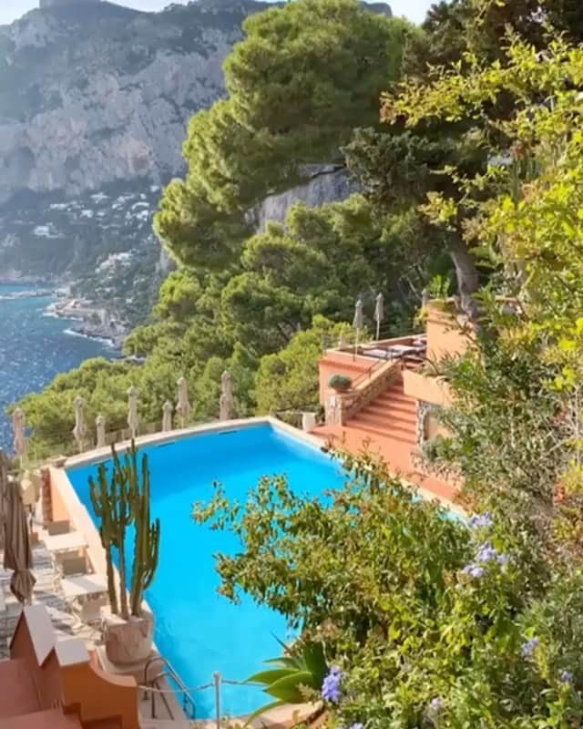 BeStylishのインスタグラム：「New holiday spot after the virus? Tag your friends 🥺🔥 _ Italy - Capri reminiscing ✨  Location: @puntatragarahotel」