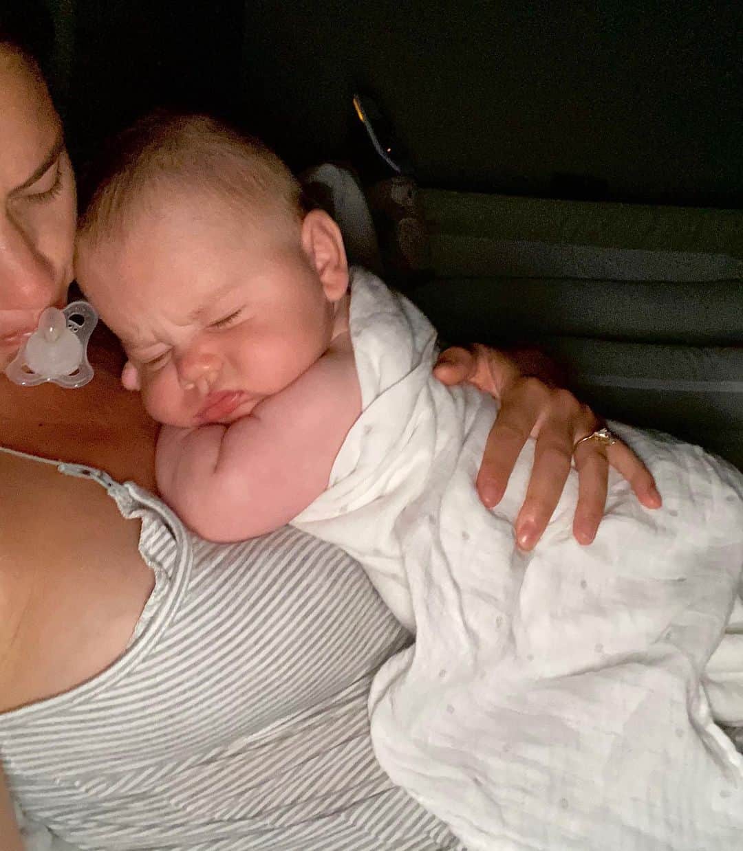 ルーシー・メックレンバーグさんのインスタグラム写真 - (ルーシー・メックレンバーグInstagram)「Us at 4am*  I adore my son, every time I look at him I can’t believe I made this perfect baby boy and when he smiles & laughs my heart bursts with love ❤️ BUT I’ve really struggled now for 3 months maybe heightened by lockdown 😔 breast feeding  I love & hate, it is wonderful for bonding but bloody relentless! Sleepless nights aren’t getting any easier there is a reason sleep deprivation is a form of torture ... *please online magazines/ papers don’t print I compare being a mum to Roman as form of torture or some other extreme click bait headline as this is one of the reasons I’m not more open & honest about motherhood on social media & if you have noticed I’ve been a lot quieter lately. I don’t want to post what looks like ‘picture perfect parenting’ but also don’t want to deal with dramatic headlines & online trolls for telling the truth!  Here’s the truth.. Nights are long & lonely, there are days I don’t want to do this anymore & just want a break but I have no choice as I breast feed him every 3 hours so I feel trapped & like my only purpose is a milk machine, I’m constantly told to nap when he naps but when then do I eat, shower, pump, reply to texts & emails, do the washing, just have a HOT cup of tea in the garden & feel like a normal human Being for 10mins!! I’m so grateful to have a happy, healthy baby boy and wouldn’t change it for the world but motherhood is tough the tiredness, tears & mum guilt I don’t think I was fully prepared for and I wish more people showed the happy times and the tough times.  To all fellow mummas you are beyond amazing superhuman machines. This is for sure the hardest but most rewarding job that exists ❤️」5月28日 19時27分 - lucymeck1