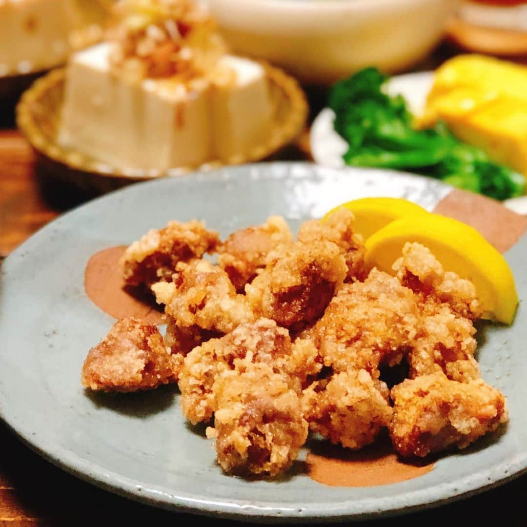 ゆうきさんのインスタグラム写真 - (ゆうきInstagram)「昨日の晩ごはん。 エビと野菜の炒め物。 お酒に合います。 ・ ✏︎レシピ⬇︎ 〜海老の具沢山塩炒め〜 【材料(2人分)】 ◯海老8尾→殻をむいて下処理する ※海老は、背に包丁を入れて背わたを取り除き、 ・水大さじ3 ・片栗粉大さじ1.5 ・塩小さじ1 でよく揉んでから、よく水洗いして水気をふく。 ◯ブロッコリー60g→子房に分けて、固めに塩茹でし、水気をきる ◯筍水煮1/2個(約80g)→横半分にして薄切りする ◯乾燥キクラゲ3g→水で戻して一口大に切る ◯生姜10g→千切り ◎酒大さじ2 ◎鶏がらスープの素小さじ2/3 ◯塩少々 ◯黒胡椒適量 ◯片栗粉適量 ◯ごま油大さじ1 ・ ・ 【作り方】 ➀海老に軽く片栗粉をつける。中火で温めたフライパンにごま油と生姜を入れ、香りが出たら海老を入れて焼いていく。  ➁表面の色が変わったら、筍も加えて炒めていく。筍にうっすら焼き色がついたら、ブロッコリーとキクラゲも加えて◎を入れて炒め合わせる。  ➂汁気がなくなったら塩で味を調え、仕上げに黒胡椒をふる。 ・ ・ これまたお酒に合う 砂肝の唐揚げ。 ・ ・ ✏︎レシピ⬇︎ 〜砂肝の唐揚げ〜 【材料】 ◯砂肝220g ◎おろし生姜1かけ分 ◎醤油小さじ1/2 ◎鶏がらスープの素小さじ1/2 ◎酒小さじ2 ◎塩少々 ◯片栗粉大さじ1.5 ・ ・ 【作り方】 ➀砂肝は白い部分をそぎ落として一口大にきる。ボウルに入れて◎を加えて、よく揉む。ラップをして冷蔵庫で30分おく。 ➁ ➀に片栗粉を入れて、混ぜ合わせる。170℃に熱した揚げ油で揚げる。仕上げは、火を少し強め、表面がカリッとしたら取り出す。 粗挽き黒胡椒をふり、レモンを添える。 ・ ・ あとは冷奴と枝豆、 娘に作っただし巻き卵と茹でブロッコリーでした。 ・ ・ ・ #晩ごはん#夜ご飯#夕食#献立#レシピ#簡単レシピ#おうちごはん#マカロニメイト#フーディーテーブル  #dinner#japanesefood#foodpic#yummy #yuukitohikari海老の具沢山塩炒めレシピ」5月28日 19時34分 - yuukitohikari