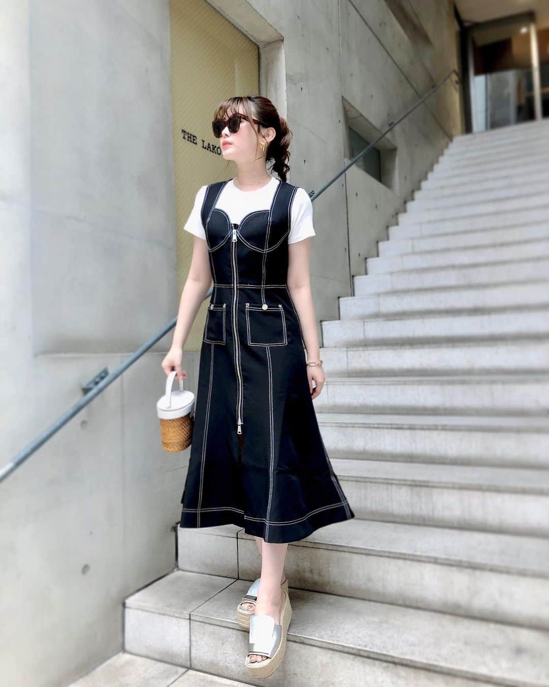 藤川沙弥のインスタグラム：「𓂃𓇢﻿ ﻿ お気に入りのcode🖤﻿ @lilas_jp 今日発売の black toromi onepiece☑︎﻿ ﻿ デニム生地じゃなくとろみのある生地は﻿ 軽くて暑苦しくなく気持ちのいい着心地❤︎﻿ ﻿ 腰から裾にかけての綺麗なマーメイド型で﻿ 身長も高くスタイル良く見えます🙆🏻‍♀️﻿ 歩く時のフレア感、﻿ 胸元のデザインも好き過ぎる。﻿ シンプルに着こなせるから﻿ お気に入りの1枚になりました🥺🤍﻿ ﻿ 写真は白Tに合わせたけど﻿ 夏は1枚でさらっと着ても可愛い🥺☀️﻿ インナーを変えたら年中着れて﻿ いろんな合わせ方できるので自分も即オーダー⸝⸝⸝ ﻿ 私は158cmで、﻿ インナー合わせもしたいのでMサイズです ✔︎﻿ 高身長の方やゆったりめに着たい方はLサイズ﻿ 身体のラインをぴったりめに着用したい方は﻿ Sサイズがオススメです🙆🏻‍♀️﻿ ﻿ ﻿」