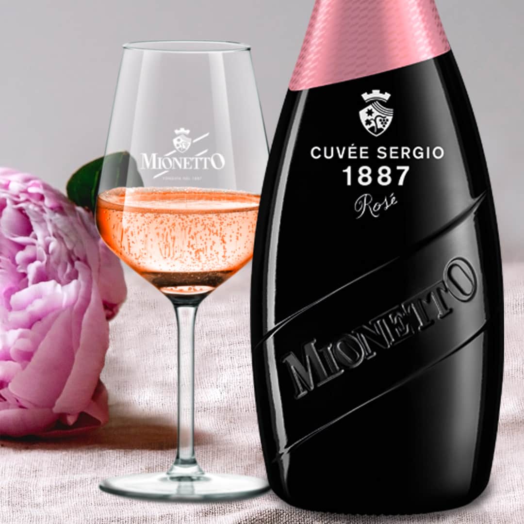 のインスタグラム：「Una nota di freschezza nel tardo pomeriggio. Aperitivo con Cuvée Sergio Rosé 1887 - Luxury Collection? #mionettoprosecco #mionettoinsieme  Bevi Mionetto responsabilmente」