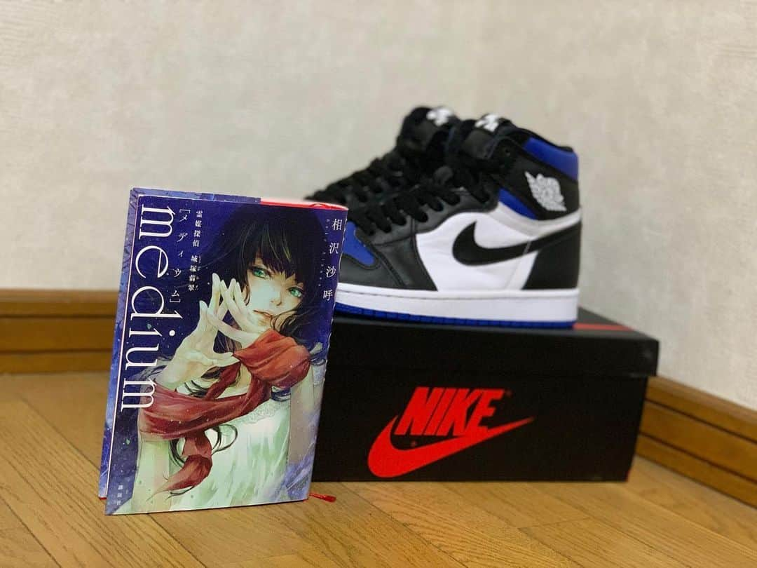 倉島大地さんのインスタグラム写真 - (倉島大地Instagram)「「AIR JORDAN 1 "Royal Toe"」🔵🦋 . ちょうど読み終えた小説の表紙がマッチしてたので添えてみた📘 . . 「普段滅多にしない鋭い眼光と熱弁により市民チームを勝利へ導く"占い師"の彼」のような一足。 . . #空想キックス #ちなみにこのタイプはグループに必要不可欠のいじられキャラ #あと旅行でタコ足配線持ってきてくれて助かる　 #あと長く付き合ってる低身長の彼女いる #あとカラオケの採点はいつも84点くらい #あとあつ森って略すのにまだ抵抗ある　 #あくまで空想ですが」5月28日 19時47分 - kurapi1