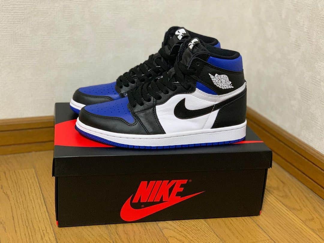 のインスタグラム：「「AIR JORDAN 1 "Royal Toe"」🔵🦋 . ちょうど読み終えた小説の表紙がマッチしてたので添えてみた📘 . . 「普段滅多にしない鋭い眼光と熱弁により市民チームを勝利へ導く"占い師"の彼」のような一足。 . . #空想キックス #ちなみにこのタイプはグループに必要不可欠のいじられキャラ #あと旅行でタコ足配線持ってきてくれて助かる　 #あと長く付き合ってる低身長の彼女いる #あとカラオケの採点はいつも84点くらい #あとあつ森って略すのにまだ抵抗ある　 #あくまで空想ですが」