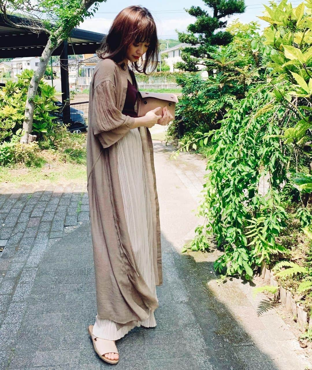 山下奈々美さんのインスタグラム写真 - (山下奈々美Instagram)「夏でも一枚サラッと羽織れる透け感とロング丈がお気に入り！今年の夏は活躍しそう🙌  この何ヶ月か自粛中にいろんな事を考えて見直した日々でした！！ まだまだ油断は禁物だけど(マスクも必需品だけど)少しずつお出かけができる日常が戻っていけますよーに✨  #日常 #fifth#fifthtl#フィフス#code#ootd#きょこ#夏#summer  #楊柳シフォンガウンシャツワンピース #リラックスコーデ#カジュアル  @fifth_store」5月28日 19時48分 - nanami_yamanana