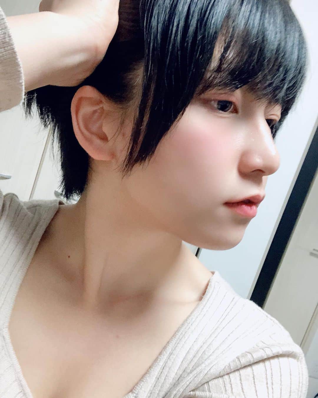 のインスタグラム：「ちょっと前の柏木さん。  #黒髪ショート #首筋フェチ向け」