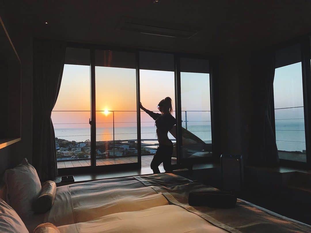 のインスタグラム：「thx...🙏💗 @the.shinra .  朝日と夕陽を全身で浴びて、 海、山、虫の声さえも透き通って聴こえてくる素晴らしい処でした🙏🌈 .  贅沢な時間をありがとう😭💗 .  絶対また行きたい🐰💛✨✨ .  #SHINRA #森羅 #onsen #onsenjapan #温泉女子  #sunset #sunrise #beautifulplace #powerspot  #thankful #感謝を込めて」