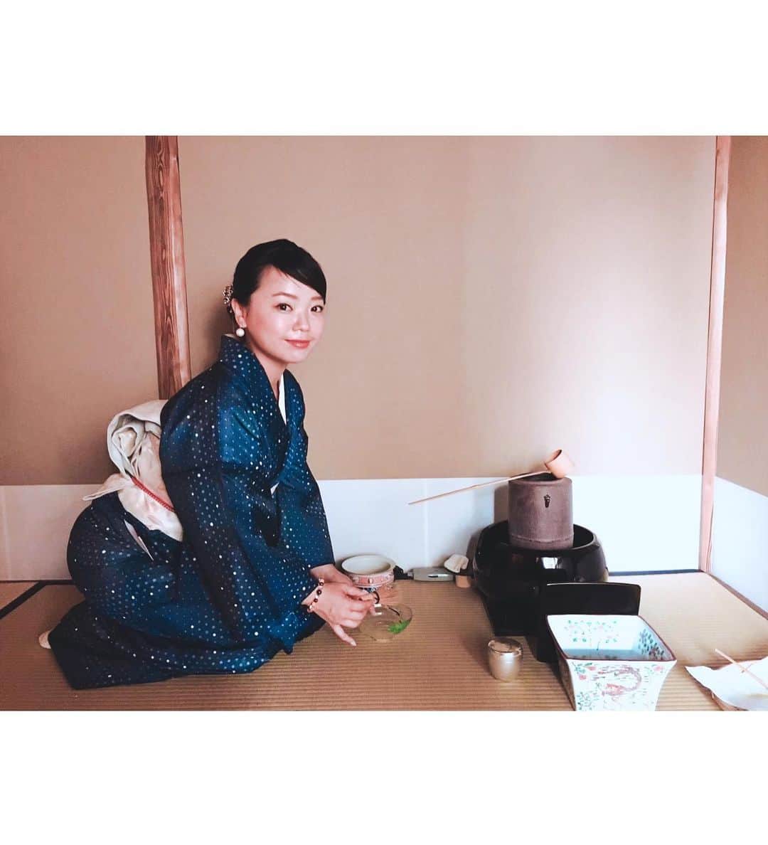 京乃ともみさんのインスタグラム写真 - (京乃ともみInstagram)「Lots of students ask me about “mantra “I always say upon finishing my class.So I would love to explain it here.🤍. . Sanskrit🇮🇳 【lokah samastah sukhino bhavantu Shanti Shanti Shanti...】. . 🇬🇧🇺🇸 May all beings everywhere be happy and free, and may the thoughts, words and actions of my own life contribute in some way to that happiness and to that freedom for all. . . “Shanti “ means peace, rest, calmness, tranquility, or bliss.💫. . Actually there are several theories why we always say 3 times. For example , 「to mind,body,and souls」or 「to past,now,and future 」, . . also said ..... 「 #Aadhidaivika ✡️: The unseen divine forces over which we have little or no control like earthquakes, volcano etc.  #Aadhibhautika 💟:The known factors around us like accidents, pollution, crime etc.  #Aadhyaatmika 🕉: while we undertake special tasks or even in our daily lives.」. . For me , I pray for myself, my family or friends who we love,and last one is all living things whom we haven’t met yet 🙏. . I understand that yoga is more than just fitness, it's culture. 🧘‍♀️🧘‍♂️ . Even in Japan, there is a traditional ”TEA ceremony” 🍵👘. . While making a tea,. 🙏appropriating for being here, ⌛️just feeling the progress of time, and 💍taking off all of your ornaments, 👑power, everything you're stripping away. . That's " #WabiSabi " 🗻. . Also the reason why the entrance to the tea room is low and narrow is that even #Samurai having a high status , put their swords away before coming in.  So all people are equal in the tea room⚔🏯. . . Yoga has a long history as well. There are philosophy and tradition observed from previous generations behind it. 🌍🌸 . . Basically the poses have physical effects, . and I would be happy if you find philosophical aspect interesting as well😊. . I wish you keep your heart healthy. Being considerate of others and wishing everyone happiness is the proof for that .❤️ Kind regards. Momi」5月28日 19時44分 - tomomi_kyono