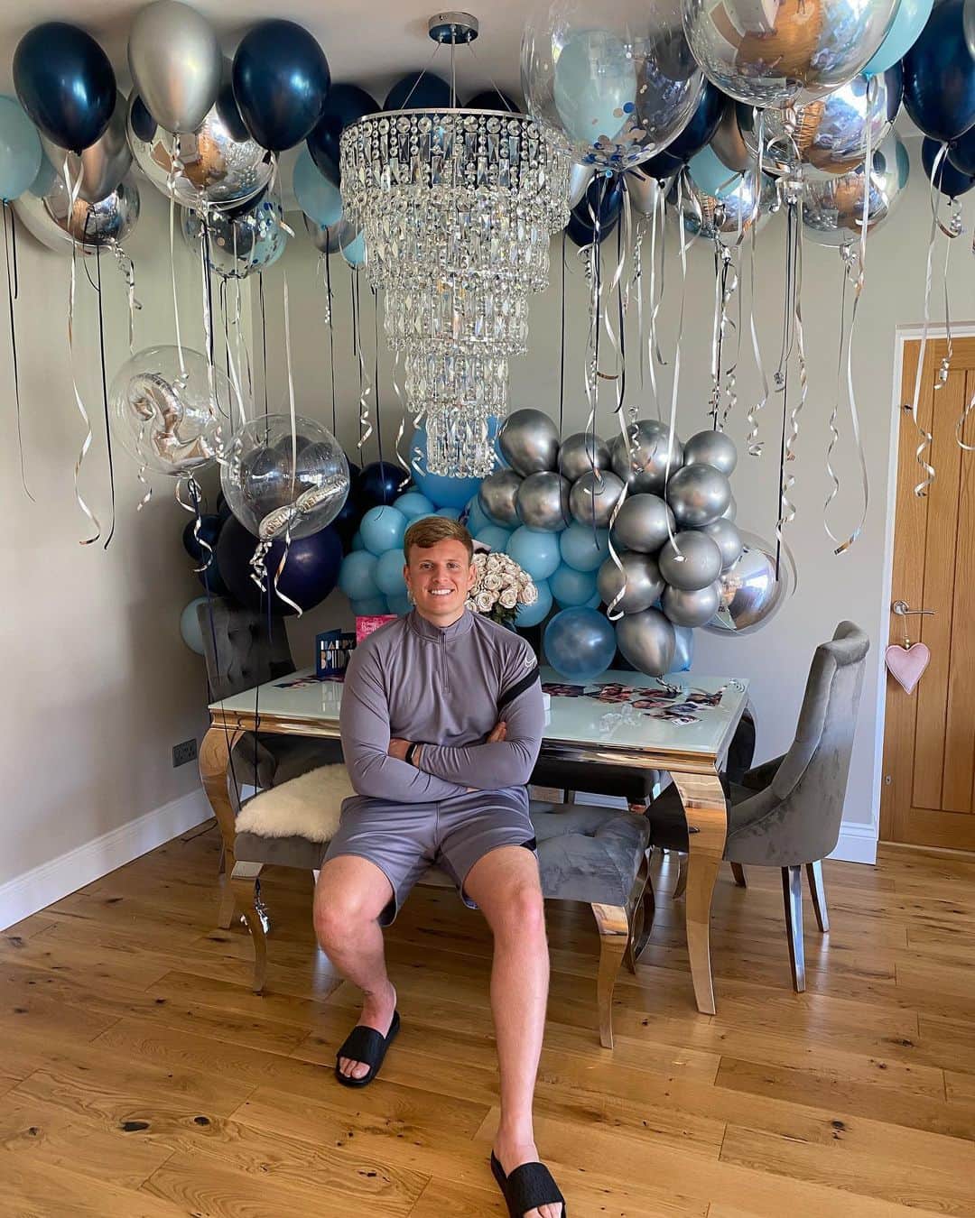 ジョージア・コウソウロウのインスタグラム：「Happy birthday to my @tommy_mallet !! I know we would normally of celebrated in Ibiza but I promise to make today fun 🙊 Thank you for everything you do for me and monkey .. we love you so much!!! You are the best !!!! Thank you so much  @bestdayeventsco for bringing my vision to life !! You are so helpful & so professional .. thank you for contactless delivery too 🙏🙏」