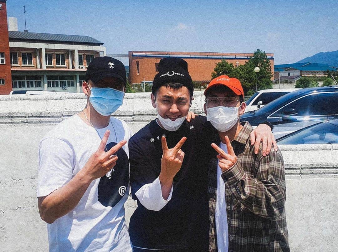 プニエル のインスタグラム：「Last member has gone to the military. Now all we can do is wait. Be safe and healthy! Don’t get hurt!!! 마지막 멤버도 이제 군대. 이제 우리가 할수있는건 기다리기. 건강 하고 안전하게! 다치지마!」