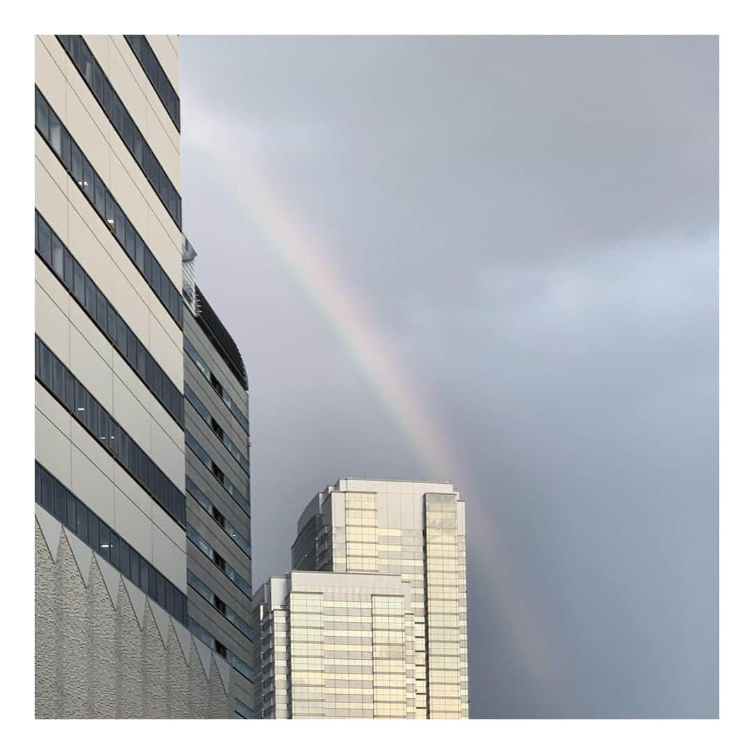 黒木晴香のインスタグラム：「May the tears in your eyes create a rainbow in your life🌈 ——————————— あなたの流す涙が、人生に虹をつくりますように。 ——————————— #贈る言葉 #友人に贈ります #タイムリー #happybirthday #528 #偶然虹を見ることができました #虹 #rainbow #空 #sora #cloud #sky #무지개　#하늘 #주는말　#당신을위해」