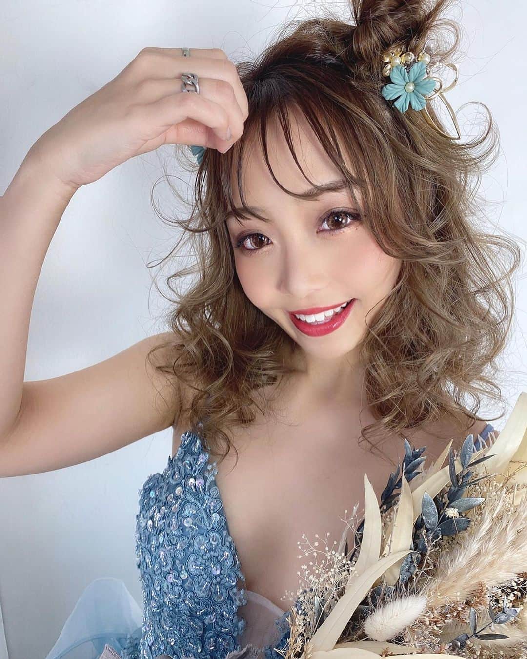 堀井大輔さんのインスタグラム写真 - (堀井大輔Instagram)「・ ・ ●🎀● ・ ミニーヘア、流行りそう🙊💓 ・ 撮影映えするので、ぜひミニー団子を✊✨ ・ ・ 𝑚𝑜𝑑𝑒𝑙 @moepi__710  ℎ𝑎𝑖𝑟/𝑝ℎ𝑜𝑡𝑜 @daisuke_5511  ℎ𝑎𝑖𝑟 𝑎𝑐𝑐𝑒𝑠𝑠𝑜𝑟𝑦 @1peace_accessory ・ ・  #クラウンヘアー#天白区#名古屋 #名古屋美容師 #美容師 #ヘアセット#セット#ヘアアレンジ #ミニー #ミニーヘア  #プレ花嫁 #作品撮り #ウェディングドレス #ホリーマジック #2021冬婚  #2021夏婚 #2021春婚 #全国のプレ花嫁さんと繋がりたい #ウェディングニュース #コテ巻き #巻き髪 #ゼクシィ2020 #アップスタイル #まとめ髪 #おだんご #編みおろし #Dressy花嫁 #プラコレ ￼」5月28日 19時52分 - daisuke_5511