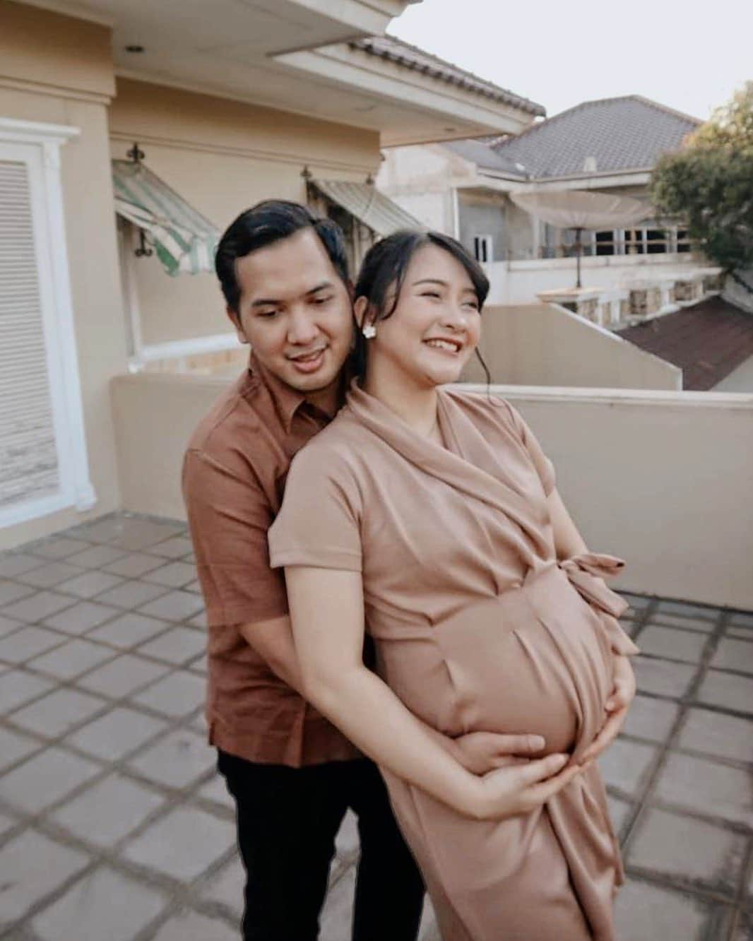 デフィ・キナル・プトリさんのインスタグラム写真 - (デフィ・キナル・プトリInstagram)「Foto Maternity pake tripod🥰🤣 biar ada aja ya bayi, walaupun suasana lagi ga kondusif, kita foto biar nanti pas kamu lahir dan udah gede bisa liat foto ortu kamu yang seperti ditiup balon duaduanya wkwkwkwkwkwkkwkwk . . #kinal」5月28日 19時54分 - kinalputridevi