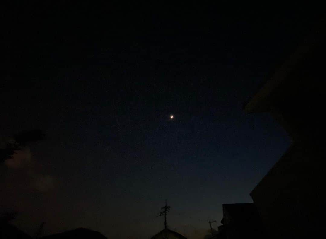 アキ（荒木良明）さんのインスタグラム写真 - (アキ（荒木良明）Instagram)「夕方から時々で今の空。 最初太陽、あとは月。  追記・月？アレ？時間も早いし変な場所。。と思ってたら、三日月みたいな形の金星なんだって〜」5月28日 19時55分 - mizutamareppuaki