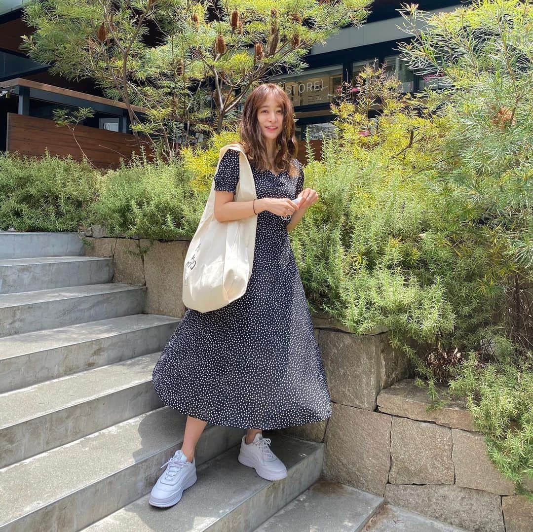 難波礼華のインスタグラム：「（写真撮る時だけマスク撮ったよ） 明日　@homeharajuku のONLINE STOREでマルシェバック販売するよ🥳 7/1からレジ袋有料だし、みんなお買い物の時myバック使おう！ 第1弾大ぶりのマルシェバック 第2弾折り畳みエコバッグを販売します💕 春夏の洋服もようやく着れるようになって嬉しい🥳 レディなワンピ久しぶりに着た💕かわゆ💕 👗　@holidayandholiday_official」