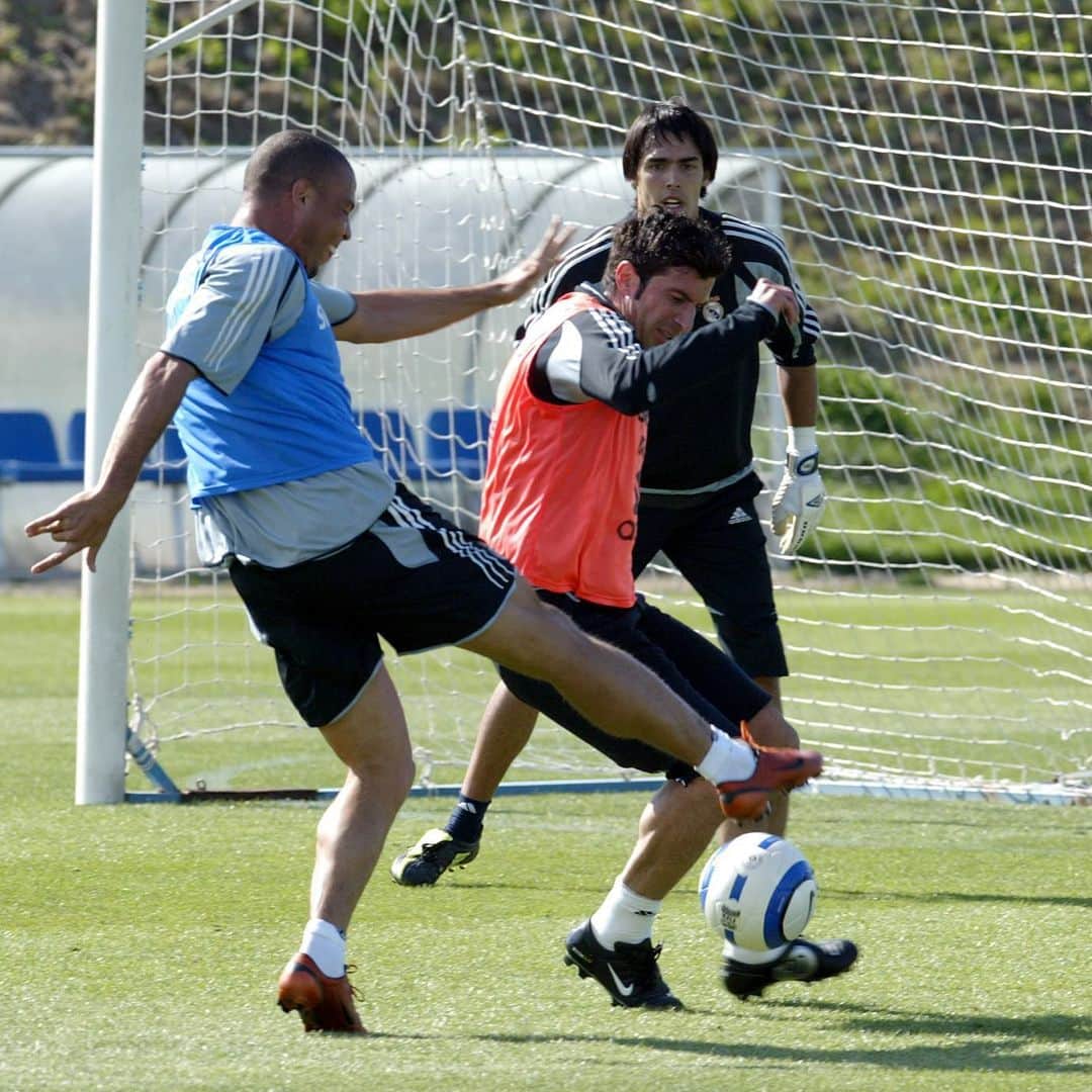 のインスタグラム：「Q vienen... 😂😂😂 @ronaldo @luis__figo @realmadrid #tbt #futbol #goodvibes」