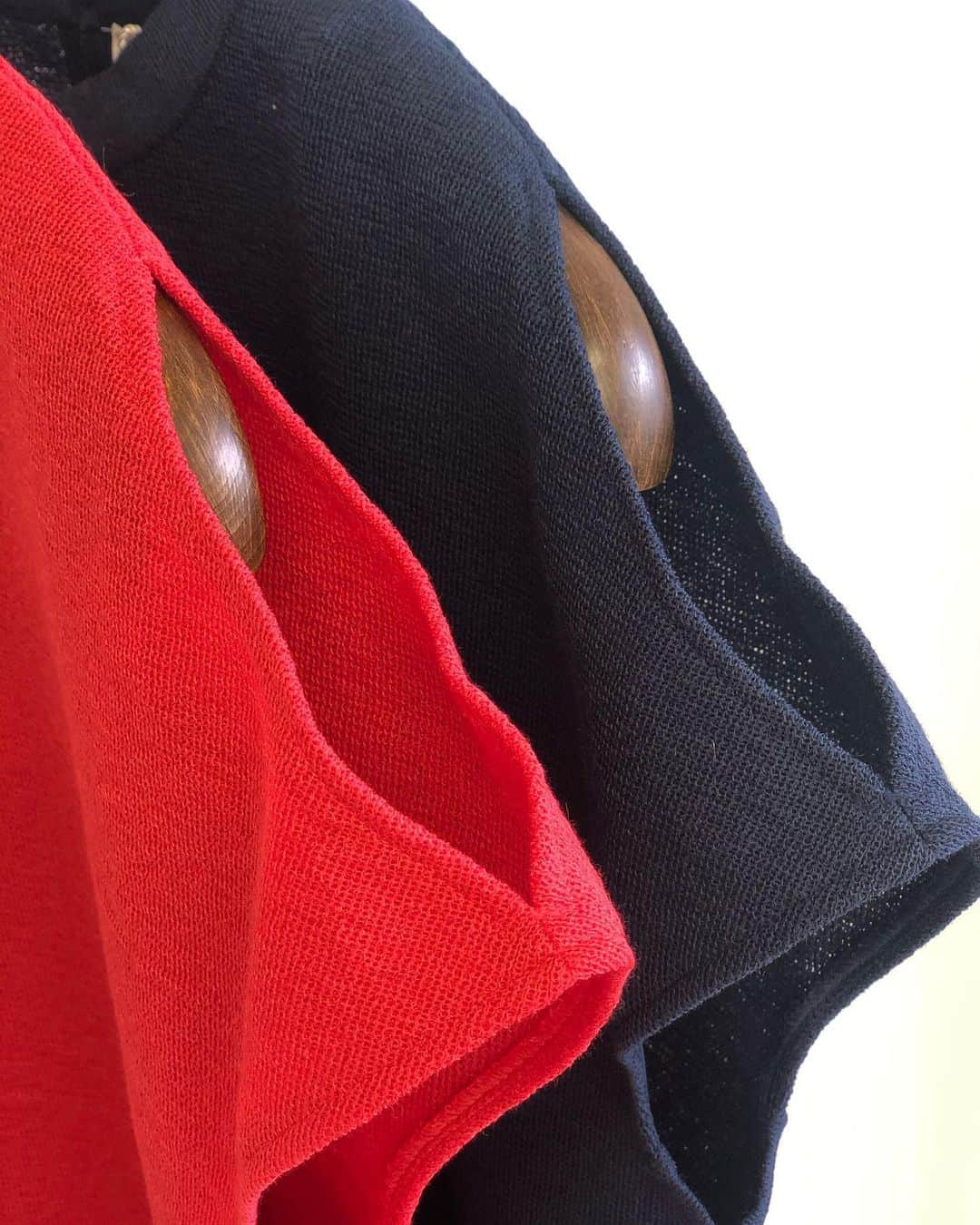 イリアンローヴのインスタグラム：「…iliannloeb 20ss collection… ・ ・ 麻にポリエステルを掛け合わせた極細番手の糸を使用。 極細番手による繊細さと、透け感、張り感のる素材と編み組織を使い、ブラウス感覚で着られるきれい目プルオーバー。 ・ ・  #iliannloeb#イリアンローヴ#イリアンローブ#knit#japanknit#fashion#ニット#ジャパンニット」