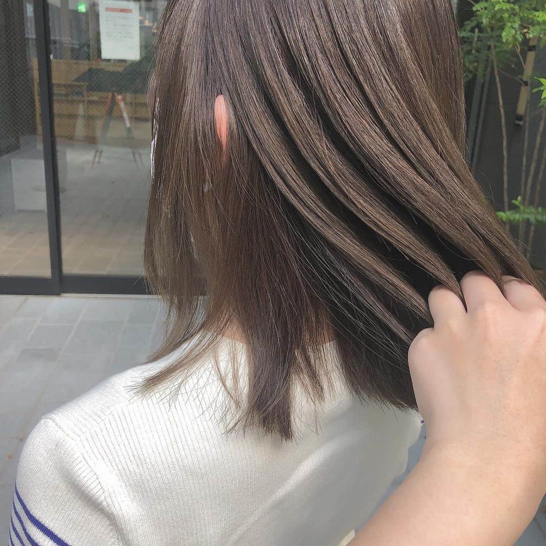 飛田彩さんのインスタグラム写真 - (飛田彩Instagram)「プレミアムオリーブグレージュ🥳  ブリーチなしでこの発色になります！ +500yenになります☘  ご相談お待ちしています！！」5月28日 20時23分 - tobiayatobi