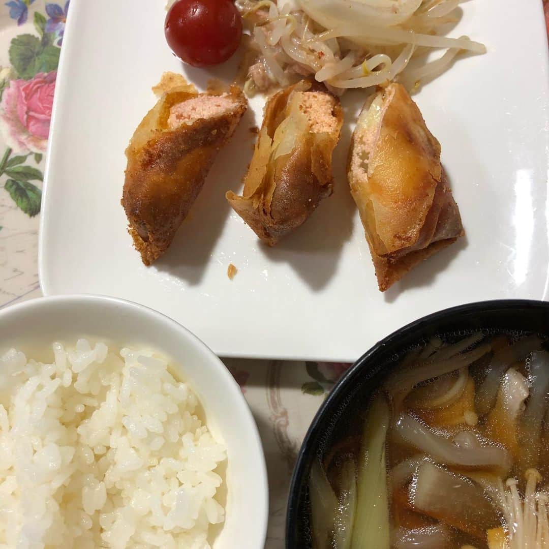 enakimuraのインスタグラム：「今日は長女が料理作ってくれました😍 チーズ春巻き&具沢山スープ‼️ 自分にだけトマトなしww助かりました☺️ありがとん❤️」