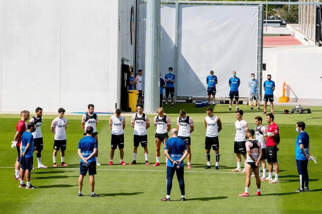 ダニエル・パレホのインスタグラム：「Antes de comenzar el entrenamiento de hoy hemos guardado un minuto de silencio en memoria de las víctimas de esta terrible pandemia. DEP」