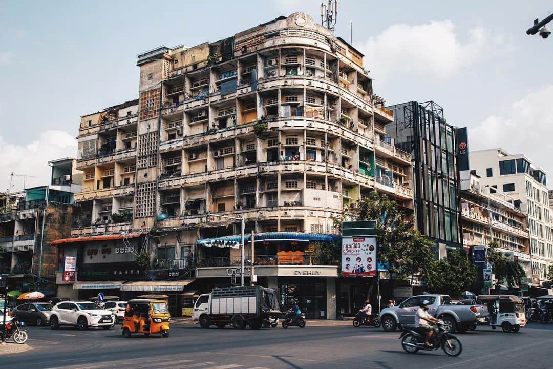Shunsuke Miyatakeのインスタグラム：「Good old vibes on the corner, Phnom Penh, Cambodia」