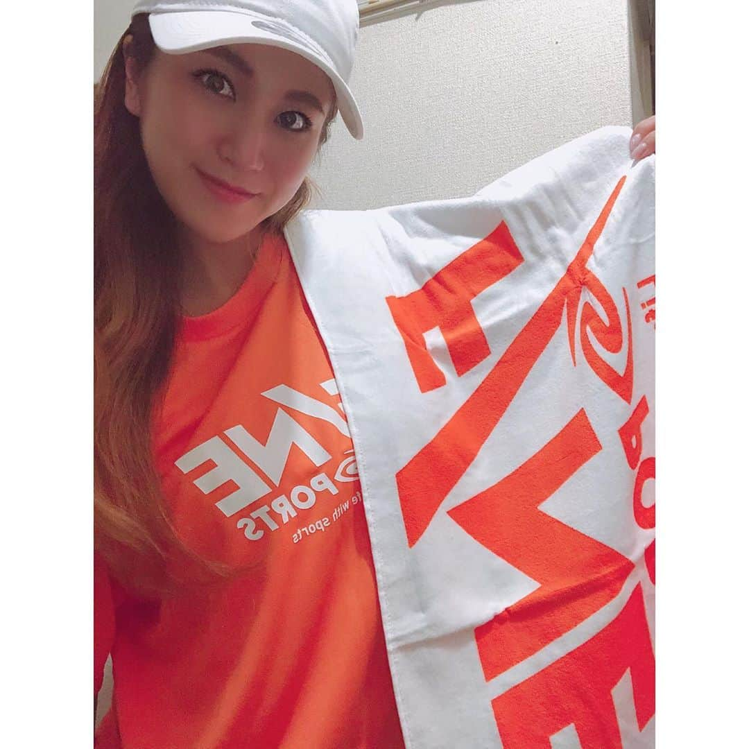 小川麻衣子さんのインスタグラム写真 - (小川麻衣子Instagram)「♪ . この度、 FINE SPORTS様 (@finesports_ ) の公式アンバサダーになりました💪🏽✨ ありがとうございます😆⭐️ . Tシャツもタオルもオレンジ×ホワイトでかっこいい😃 トレ着としても活躍しそうです🥳 そして2枚目！ スティックタイプのBCAA✨ 早速試してみたよ💪🏽 持ち運びにいい大きさだし、必要な成分も入っているのでパーフォマンスupに持ってこい🥺 トレーニング以外でもこまめにどこでも摂取出来るから便利！ 味はグレープフルーツ味なのでとても飲みやすいよ😆♥️ ぜひ飲んでみてください💪🏽✨ .  #トレーニング女子 #筋肉美 #筋肉女子 #腹筋女子 #筋トレ女子 #30代女子 #ストイック女子 #ボディメイク #フィットネスライフ #フィットネスガール #モデル #ワークアウト #workout #トレーニング #training #fitness #fitnessgirl #ootd #ビューティマッチ #BCAA #グルタミン #ファインスポーツ #ファインスポーツアンバサダー」5月28日 20時31分 - maiko_ogawa