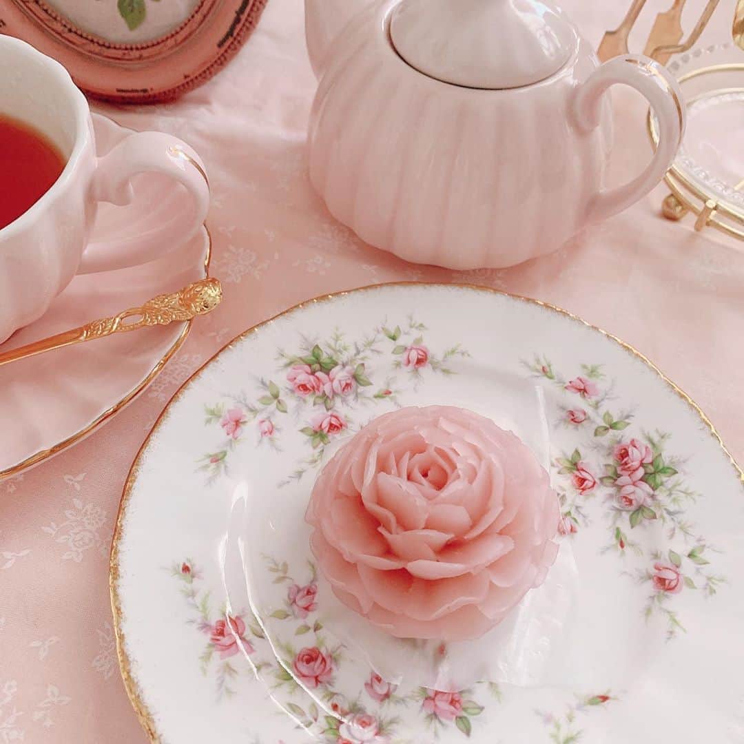 酒元麻衣（まいへー）のインスタグラム：「とても美しい薔薇の和菓子を頂きました…🌹♡ . . . . #和菓子#スイーツ#ティータイム#teatime#tea#sweets#おうちカフェ #おうち時間#薔薇#rose#teatable」