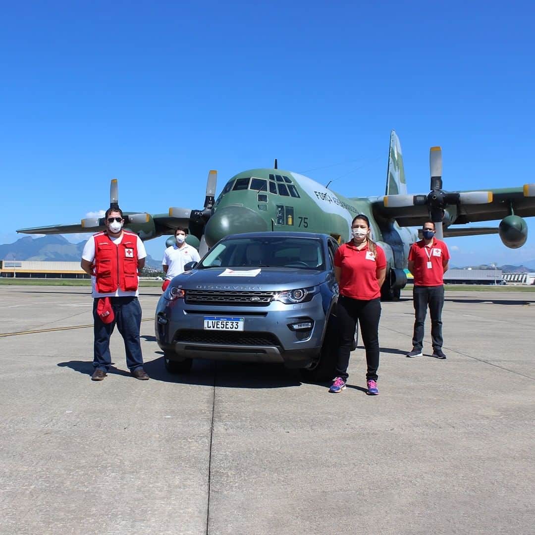 Land Roverさんのインスタグラム写真 - (Land RoverInstagram)「Our Land Rover Brazil team have ensured that our vehicles have winged their way to @cruzvermelhabrasileira, who are using them to deliver vital supplies to Mato Grosso and Mato Grosso do Sul with the help of the Brazilian Air Force. #AboveAndBeyond #Discovery #DiscoverySport」5月28日 20時30分 - landrover