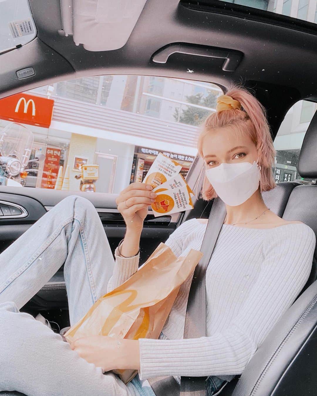 ステファニー・ミチョヴァのインスタグラム：「Thank you to my followers for always sending me positive, sweet and encouraging messages. It’s inspiring and and I admire the people who chose to share their stories with me! Especially about our shared love for South Korea ❤️🥰 And thank you for sending me cute photos of your pets! It seriously puts a smile on my face 😍 #마이히어로 #팬분들 Dankeschön 😭❤️ 항상 저에게 긍정적이고 친절한 메세지들로 응원해주시는 팔로워님들에게 감사의 말씀을 드리고 싶어요!  여러분들의 이야기는 늘 저에게 많은 영감과 귀감이 됩니다! 특히 한국에 대한 사랑을 공유할수 있어서 좋아요.  그리고 저에게 반려견 사진들을 보내주시는 분들! 덕분에 늘 웃으며 살아요!  #마이히어로 #팬분들 당케쉔 ! 🥰 #ad_맥도날드」