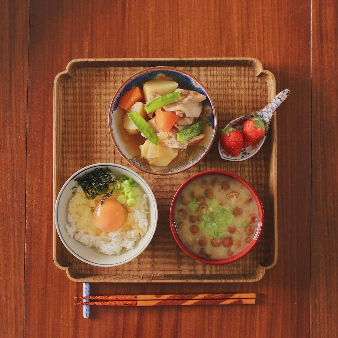 Kaori from Japanese Kitchenさんのインスタグラム写真 - (Kaori from Japanese KitchenInstagram)「肉じゃがで一汁一菜。お茶碗にどっしりした猫ちゃんがいます。 ・ こんばんは。 こないだの朝昼ごはん。 旬のものを使って肉じゃが。 煮込んでいる間に味噌汁を作って トータル20分で完成。 新じゃが、新にんじん、新たまねぎ、絹さやと 春の肉じゃがって最強なのでは… 関東に来て初めてしったけど 肉じゃがといえば豚肉なの？ 関西では牛肉でした。 料理ひとつ取っても 地域性感じられて楽しい☺️ 絹さやはベジさんのです。 @vegi_pool 今日の走り書きは絹さや。 ・ 今日も1日5色（緑、赤、黄、白、黒）のものを 取り入れるようにしました。 朝がコーヒーだけでも 昼か夜で挽回したらどうにかなる、っていうのが いい感じに適当だし続けられそうで嬉しい。 果たして本当に栄養バランスが調うのか #あすけん アプリで栄養バランスをチェックしてみた。 （糖質オフモードです） 今日の献立は糖質が多いけど 確かにしっかり栄養はとれてます。 どっかで鉄分しっかり補給しないと… 詳細はひとつ前の投稿に書いておりますが さらに詳しく知りたい方は パンウェイさんの本や Googleで検索したら出てきます。 今日もお疲れ様でした。 ・ ・ 【おしながき】 肉じゃが（豚もも肉） 卵かけごはん なめことネギのお味噌汁 ・ ・ ・ ・ 2020.05.28 Thu Hi from Tokyo! Today’s brunch:Baked rice w/ egg yolk, miso soup, Nikujaga(stewed pork, potatoes, carrot, onion, and snow peas), and strawberries as a dessert. ・ ・ ・ ・ ・ #japanesefood #朝ごはん #おうちごはん #早餐 #薬膳 #うつわ #自炊 #stayhome #松浦コータロー #肉じゃが #たなかふみえ #落合芝地 #一汁一菜」5月28日 20時30分 - coco_kontasu