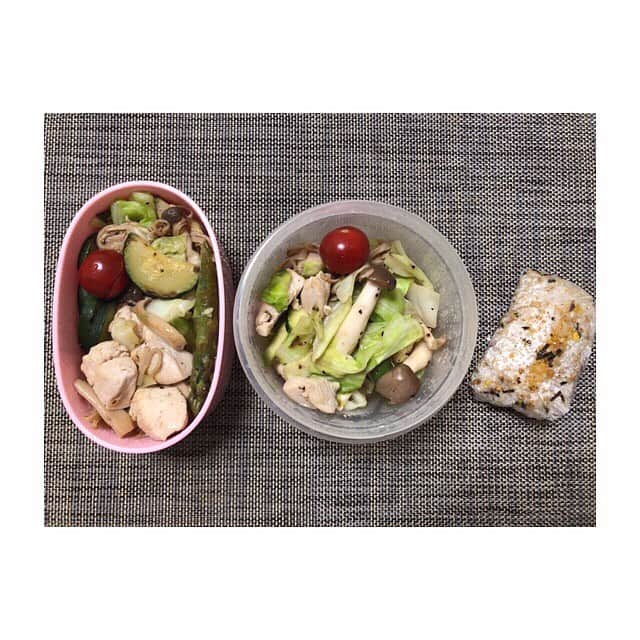 みのり(26)＠東京 ダイエットのインスタグラム：「🎀 #夜勤 🍴#今日のお弁当 . 鶏むね肉と野菜炒め 玄米おにぎり🍙 . . わたしは気付いてしまった。 野菜炒めとごはんという すごくレベルの低いお弁当を 持ってきていることに....w . . まぁ、節約。節約。(笑) . コンビニは無駄遣いする人のお店← . . 今日も朝までお仕事がんばっちゃうよん。 . . ◉ライザップ公認の紹介アンバサダーです。 〜紹介特典で、5万円分お安く入会できます〜 . . ▶︎全国どの店舗でもOK ▷２週間のトライアルコースもあります(^_^)/ ▶︎カウンセリング予約前にご連絡ください . ◎入会やカウンセリングをお考えの方、 ご質問なども、DM✉️ください。 . ★トレーニング見学もできます★ . 📺RIZAP TVCM出演 🏅RIZAP BMG ファイナリスト2017.2018 . #rizap #ライザップ . #ダイエット #diet #ダイエット日記  #instadiet #ダイエット仲間募集 #ダイエッター #公開ダイエット #食べて痩せる #糖質制限 #お弁当 #弁当 #ダイエット弁当  #自分弁当 #糖質オフ #晩御飯 #dinner #夜ご飯 #夕食 #夜ごはん  #低糖質 #糖質制限 #夜勤弁当 #看護師」