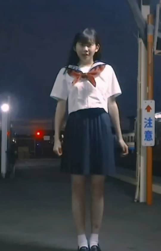 モーニング娘。'20のインスタグラム：「ほまたん撮影の合間に「好きな先輩」を踊りました！ 可愛い💛 . . #岡村ほまれ . .」