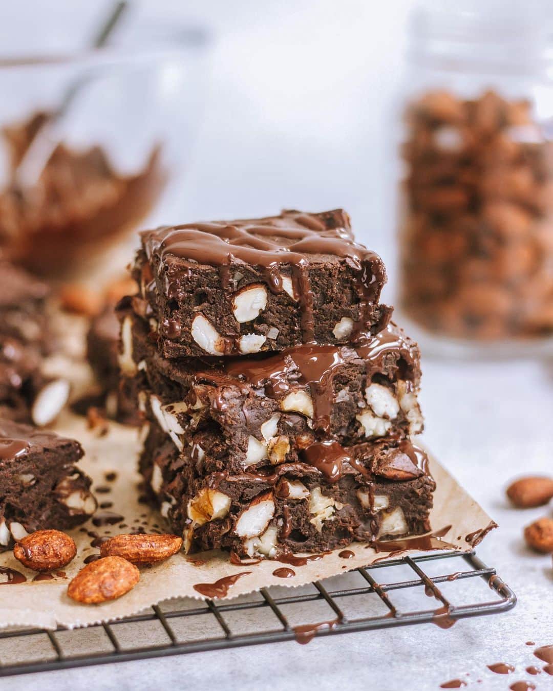 Zanna Van Dijkさんのインスタグラム写真 - (Zanna Van DijkInstagram)「ad Chocolate Almond Brownies 🤩🌱 Tag someone who needs to make these 👩🏼‍🍳 If you’re looking for a simple, delicious & plant based baking recipe for the weekend - I’ve got you covered! These brownies are super easy to make and packed full of goodness 🥰 ➡️ Preheat the oven to 180c. Mix together 1/4 cup almond butter, 1/2 cup melted coconut oil, 1/4 cup maple syrup and 1/2 cup plant milk. Then stir in a mashed ripe banana. ➡️ Mix together the dry ingredients: 1 cup of plain flour, 1/4 cup cacao, 1/2 cup chocolate chips & 1/2 cup @ambassador_foods_uk nuts - I used almonds but you could use any you like! ➡️ Mix together the wet and dry ingredients until well combined. Spread the brownie mix into a parchment paper lined baking tray. Bake for 15-20 minutes until fudgey and gooey 😍👌🏼 [ad - I’m a proud ambassador for @ambassador_foods_uk sustainably sourced foods & pantry staples] #veganbaking #veganbrownies #plantbased #plantpowered #bakingrecipe #veganrecipe #easybaking #zvdrecipe #bakingfromscratch #bakedwithlove」5月28日 20時44分 - zannavandijk