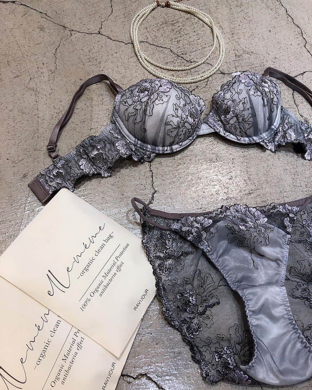 Ravijour札幌4丁目プラザ店のインスタグラム：「#onsale  本日は #スモーキーフラワービューティリフト単品ブラ  のご紹介です✨✨✨ 詳しくはブログへ✈  #ラヴィジュール #ravijourstaff  #ravijour_official  #ravijoursapporo」