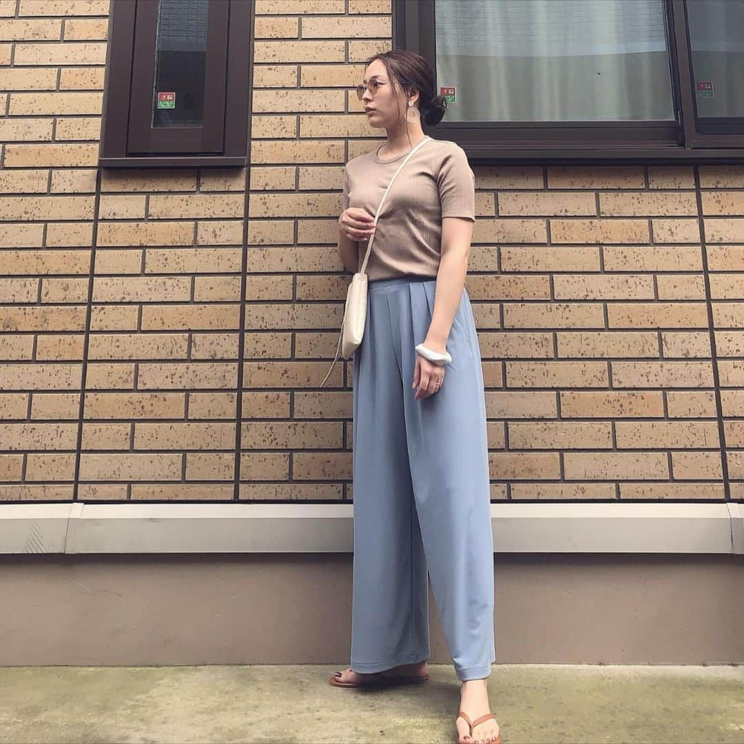 lily112988さんのインスタグラム写真 - (lily112988Instagram)「: #outfit . . なんか 暑かったり寒かったりで 何着ていいやら🤢 . とはいえ 買い出しくらいしかまだ外にも出ないので 基本こんな感じの #ワンマイルコーデ です👕 . #ランダムリブクルーネックt 可愛くて既に2色GET💪🏽( ¨̮ 💪🏽) パンツのくすみブルーもツボ~ ( ఠ͜ఠ ) . tops @uniqlo pants @uniqlo_ginza #クレープジャージーワイドパンツ : : : #ユニクロTシャツ部 #ユニT #uniqloginza2020SS #Tシャツコーデ #PR #ママコーデ #ママモデル #今日のコーデ #大人カジュアル #大人可愛い #cocoromii #サロモ #サロンモデル #サロモ希望 #uniqlo #uniqloginza #夏コーデ #uniqloコーデ #uniqlo新作 #ユニクロ #ユニクロコーデ #ユニクロ購入品」5月28日 20時57分 - lily112988