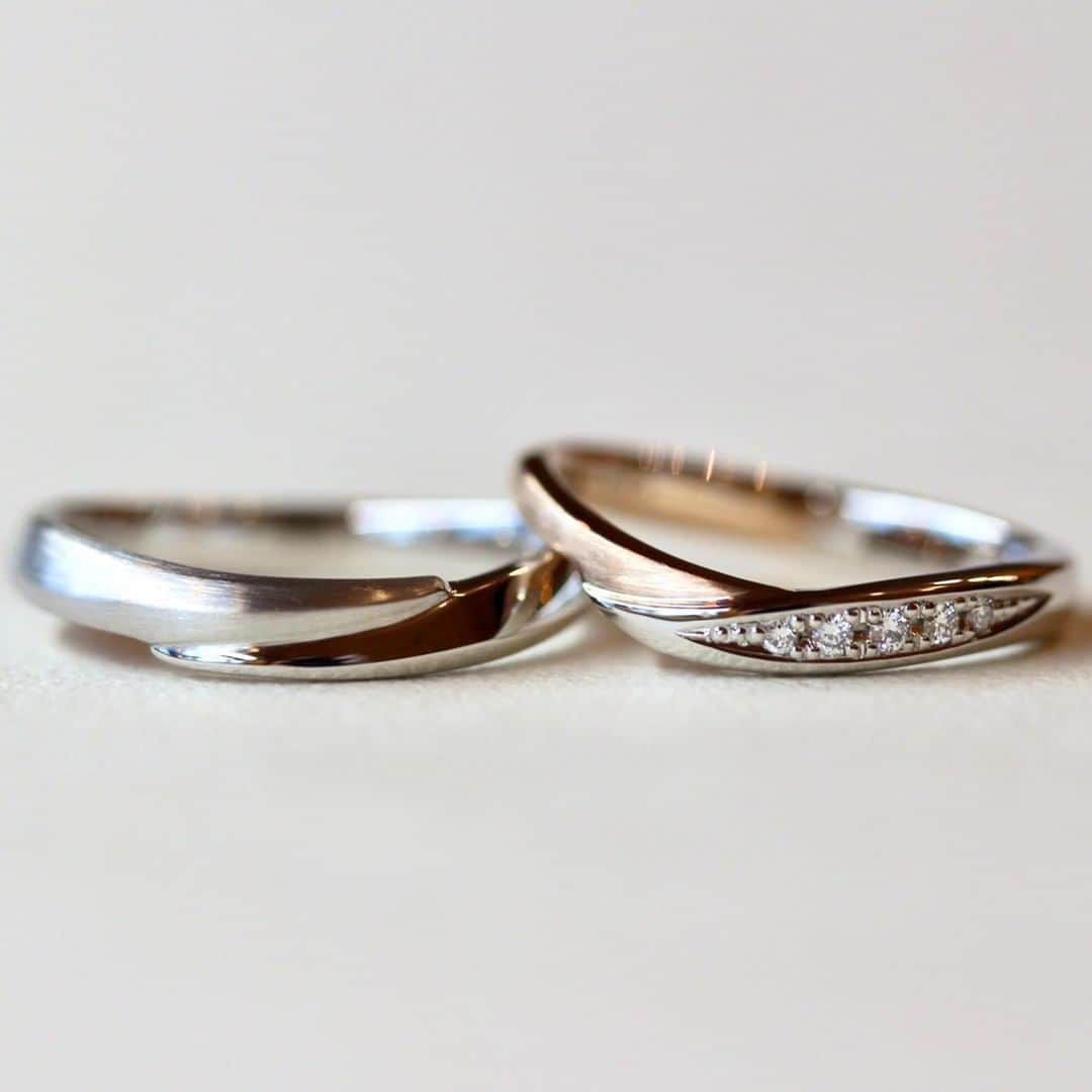 ith / イズ オーダメイド結婚指輪さんのインスタグラム写真 - (ith / イズ オーダメイド結婚指輪Instagram)「U字のなめらかなカーブと、 正面で重なり合うリングアーム。  男性の指輪は、カーブがゆるやかで 切り返しによるメリハリと 程よいボリュームが特徴です。  女性の指輪はには、 半周ピンクゴールドをプラスして コンビカラーに。  メレダイヤが描く曲線も、しなやかです。  似ているようで、ちょっぴり違う お二人の結婚指輪をお仕立てしました。 . . ▽ 指輪について 結婚指輪(男性)：フォルテ Pt900：102,000円〜 . 結婚指輪(女性)：レガート Pt900/K18PG：121,000円〜 . .  公式ハッシュタグ🤳✨ #イズマリッジ . . 【オンラインアトリエOPEN】 お二人それぞれのご自宅にいながら 指輪のオーダーメイドができる、 ithのオンライン相談が始まりました💻 → 詳細はプロフィールのURLにて🔗 . . #マリッジリング #エンゲージリング #結婚指輪 #婚約指輪 #カスタマイズ #指輪 #ダイヤモンドリング #婚約 #プレ花嫁 #ナチュラルウェディング #結婚指輪探し #指輪選び #指輪探し #結婚指輪選び #コンビネーション #ペアリング #プロポーズ #特別感　 #オーダーメイドリング #結婚指輪オーダー #ゴールドリング #パーソナライズ #結婚準備 #花嫁 #ピンクゴールド #2020秋婚 #2020冬婚 #2021春婚」5月28日 20時50分 - ith_marriage