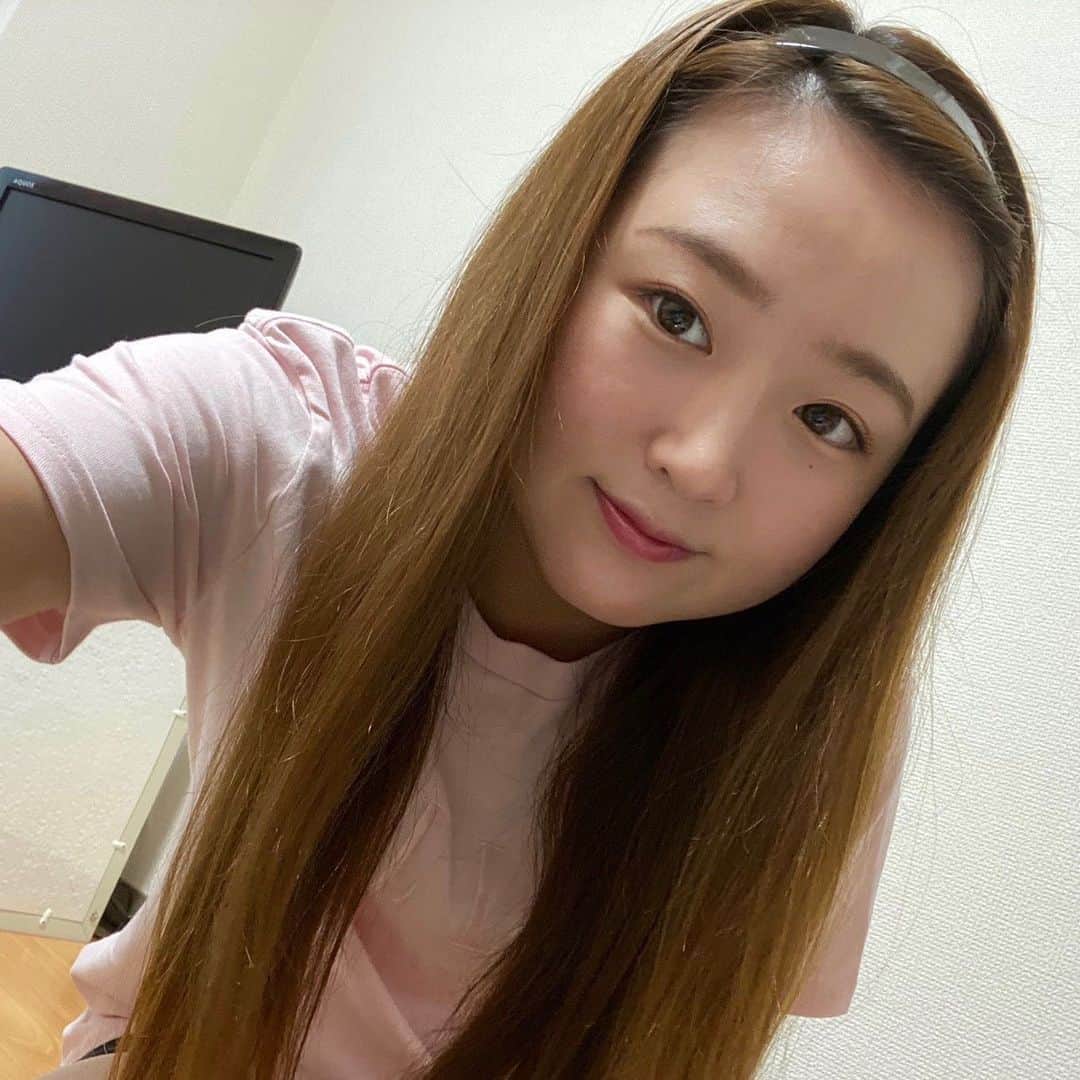上野貴穂さんのインスタグラム写真 - (上野貴穂Instagram)「.﻿ お家にいるときは前髪をあげるようにしています。﻿ ﻿ ずっとヘアバンドを使っていたけど、﻿ 最近はカチューシャがすき👼🏻﻿ ﻿ ﻿ #カチューシャ #ヘアバンド」5月28日 20時50分 - kiho_ueno