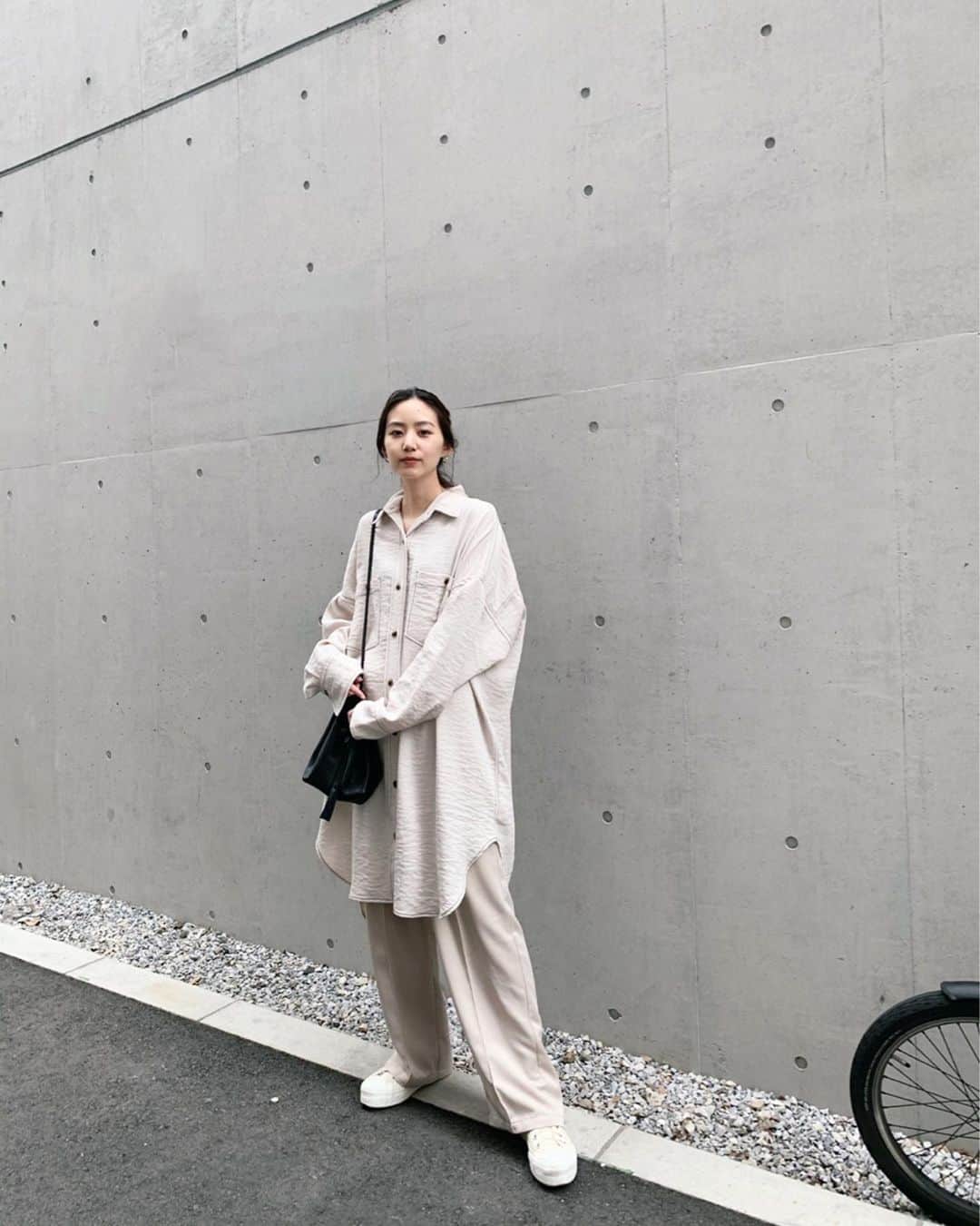 Shiho Sasakiのインスタグラム：「もう5月も終わりですね🎏 最近1日過ぎるのが早すぎてびっくりしてる‼️ ここしばらくはお家↔️会社の日々だから こういうリラックスしたシルエットの服ばっかりだなぁ💭 #MOUSSY#MOUSSYSNAP」