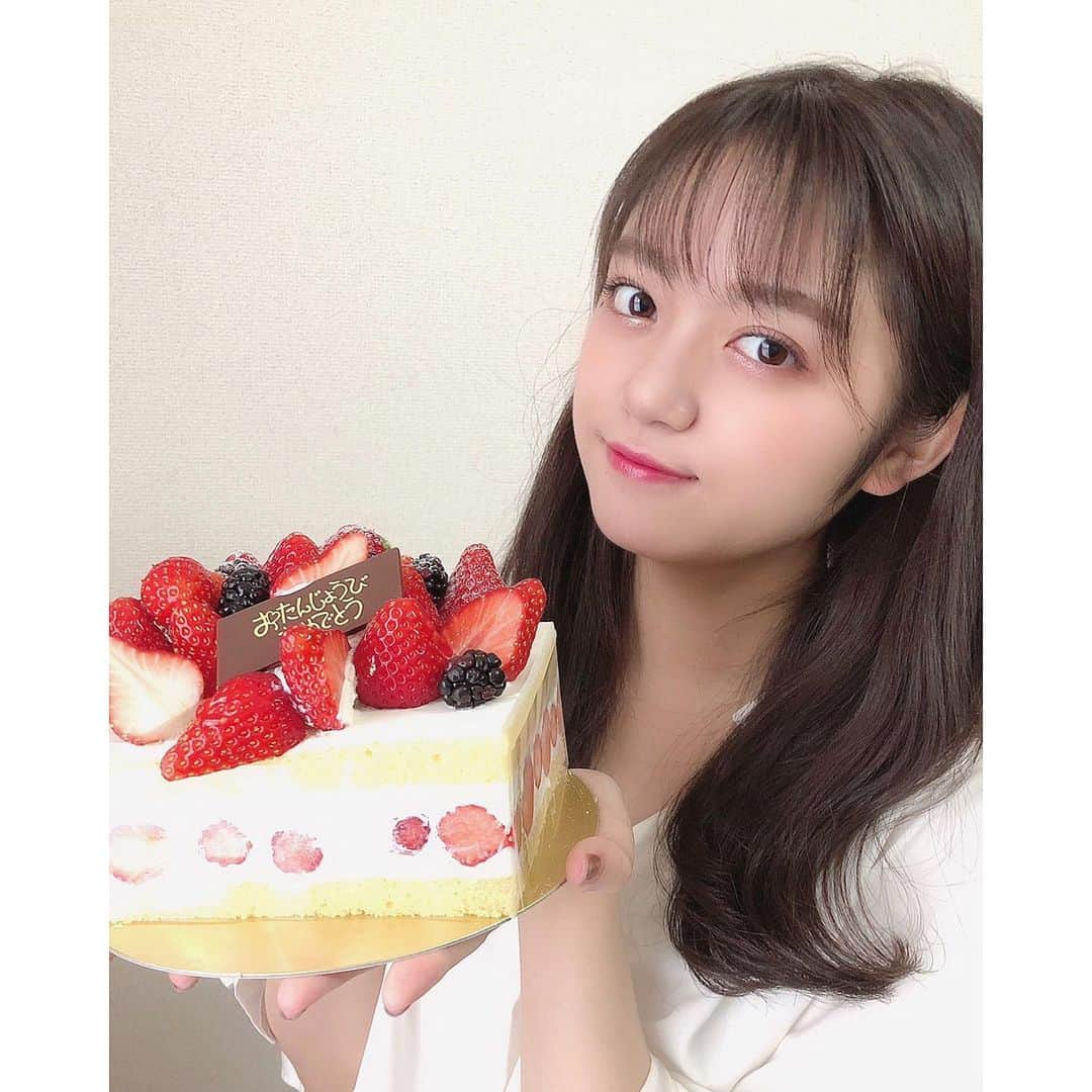 吉川茉優さんのインスタグラム写真 - (吉川茉優Instagram)「本日22歳になりました！！！ ＊ あっという間ですね〜 ケーキ美味しい🍰mayu.♡ ＊ ＊ ＊ #誕生日 #birthday #ケーキ #cake #おうちで誕生日 #ひっそり迎えました #22歳 #idol #instalike #instagood」5月28日 20時51分 - mayu_yoshikawa_uug2ki