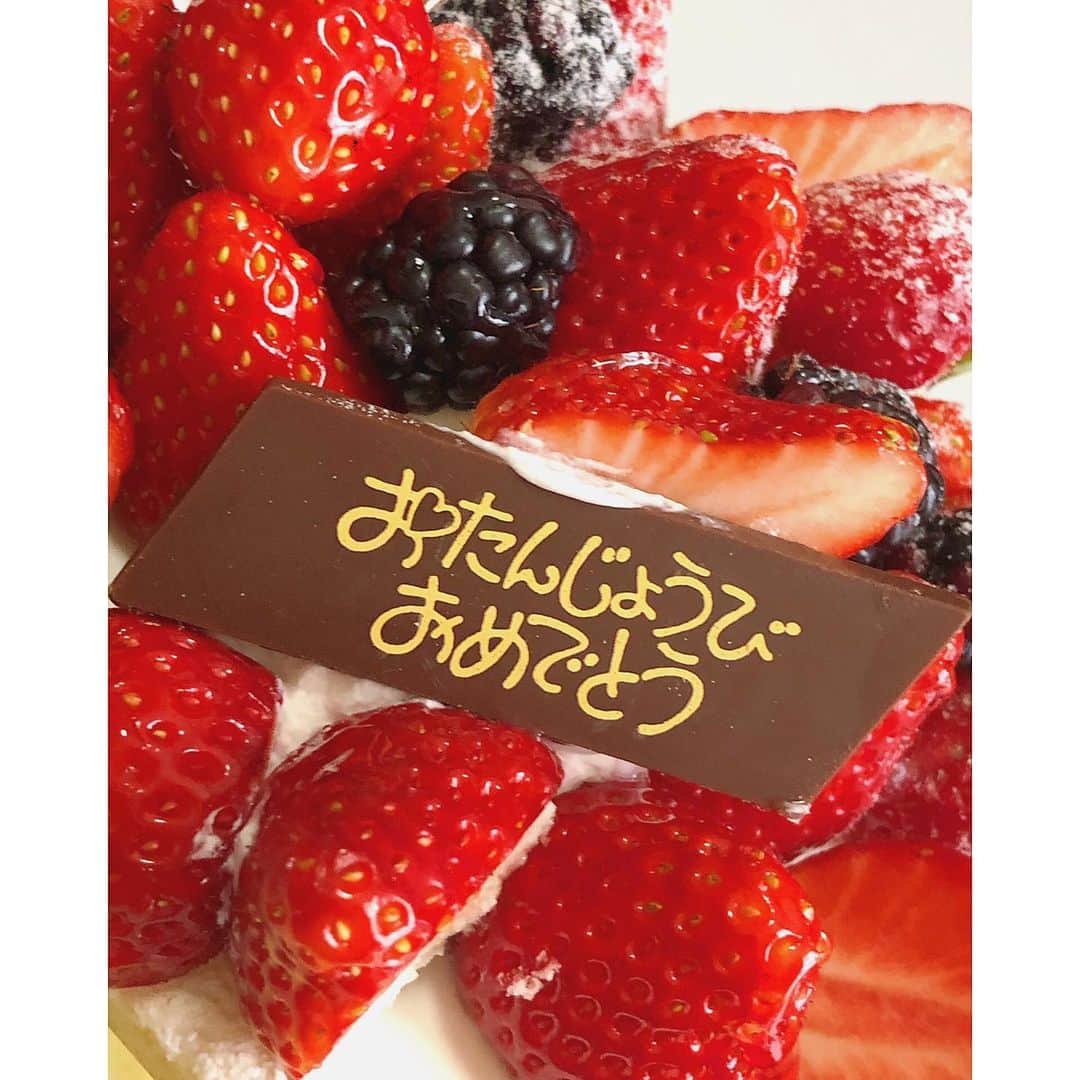 のインスタグラム：「本日22歳になりました！！！ ＊ あっという間ですね〜 ケーキ美味しい🍰mayu.♡ ＊ ＊ ＊ #誕生日 #birthday #ケーキ #cake #おうちで誕生日 #ひっそり迎えました #22歳 #idol #instalike #instagood」