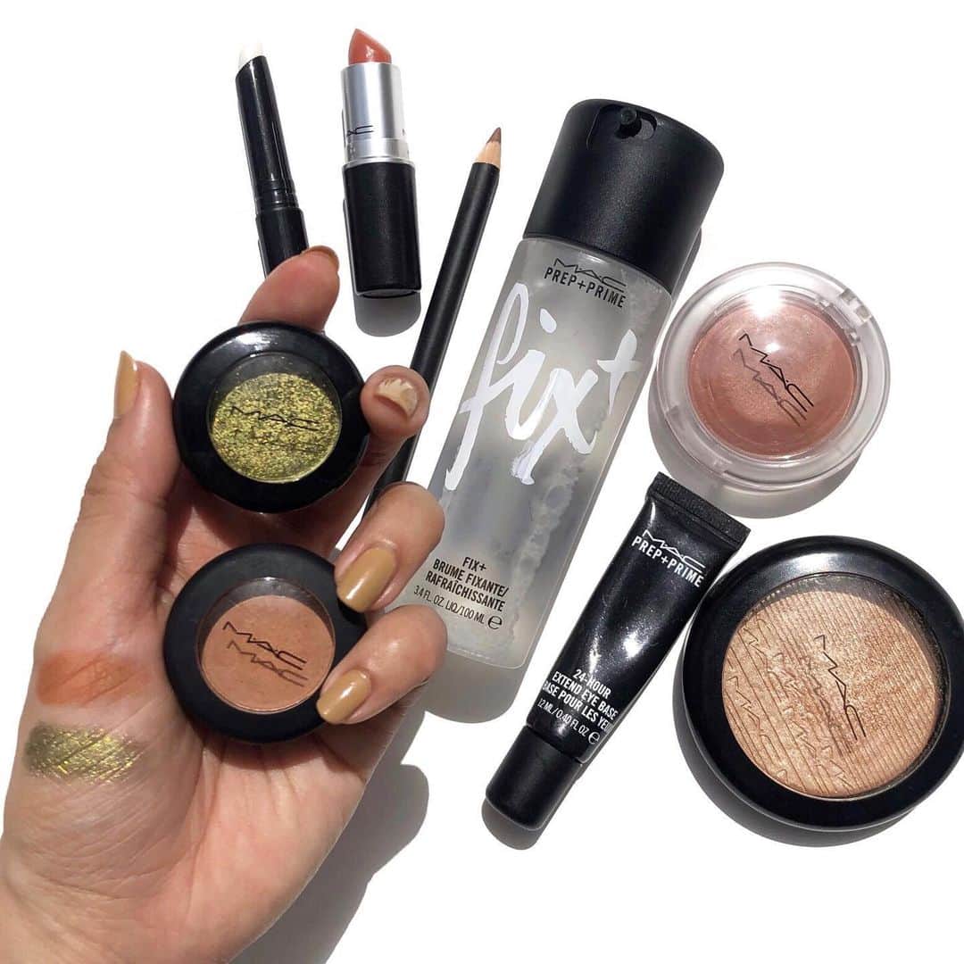 M∙A∙C Cosmetics Japanのインスタグラム：「本日の『抜け感のあるキレイめサマーメイク👒✨』の#MACインスタライブ で使用した製品はこちらです👇 with @official_manami  Senior Event Artist MASAMI YAMADA @masam1101  ㅤ 【使用製品】 〈アイメイク〉 ☑M∙A∙C プレップ プライム 24 アワー エクステンド アイ ベース →下地 ☑パウダー キス アイシャドウ [ワット クラウト！] →ベースアイシャドウ ☑# 217S ブレンディングブラシ →アイシャドウブラシ ☑ダズルシャドウ エクストリーム [ジョワ ドゥ グリッツ] →グリーンアイシャドウ ☑# 228S ミニ シェーダー ブラシ →アイシャドウブラシ ㅤ ☑プロ ロングウェア フルイッドライン [ディップダウン] →アイライナー ☑オート & ノーティ ラッシュ [オート & ノーティ ブラウン] →マスカラ ㅤ 〈リップ〉 ☑M∙A∙C プレップ プライム リップ →リップ下地 ☑リップ ペンシル [オーク] →リップペンシル ☑リップスティック [テイスト ミー] →リップ ㅤ 〈チーク〉 ☑グロー プレイ ブラッシュ [ソー ナチュラル] →チーク ☑# 170 シンセティック ラウンド スラント ブラシ →チークブラシ ㅤ 〈ハイライト〉 ☑エクストラ ディメンション スキンフィニッシュ [ウィスパー オブ ギルト] →ハイライト ☑# 159S デュオ ファイバー ブラッシュ ブラシ →ハイライトブラシ ㅤ 〈仕上げミスト〉 ☑M•A•C プレップ プライム フィックス＋ ㅤ ㅤ ご視聴いただいた皆さま、有難うございました✨ まだの方はIGTVからぜひご覧くださいませ。 ㅤ ㅤ #MACCosmeticsJapan #MACコスメ #マックコスメ #MACCosmetics #コスメ #メイク #初夏 #抜け感メイク #サマーメイク #リゾート #キレイめ #大人メイク #メイクレクチャー #インスタライブ #instagramlive #MANAMI さん」