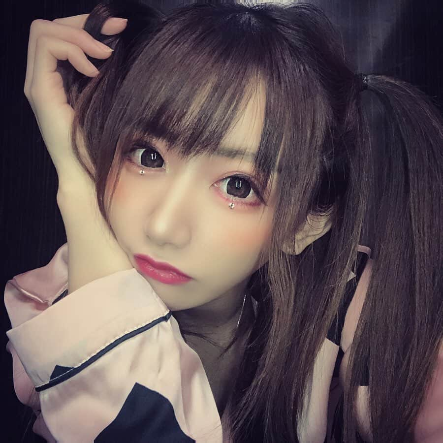 如月奈々のインスタグラム：「暇すぎて最初で最後の地雷女メイク💄❤️❤️やって見たかったの❤️❤️笑写真光飛ばしすぎて薄くみえるけど〜🤣💗💗. . . #地雷女メイク #地雷メイク #ツインテール #雑 #O型 #適当 #ツインテール女子」