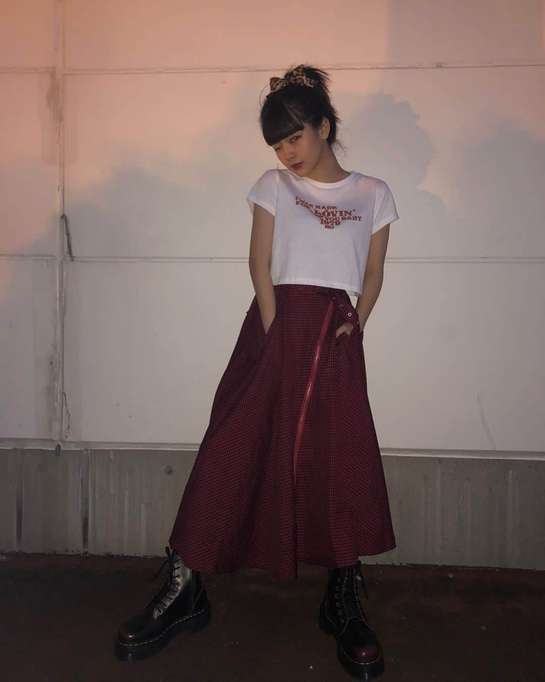 桐原愛歩さんのインスタグラム写真 - (桐原愛歩Instagram)「メガネ直しにいくだけ #ayuayu_code 🖤 . tops▶︎▷ #GYDA skirt▶︎▷ #jouetie  boots▶︎▷ #drmartens . . 展示会で頼んでたKISS Tシャツ〜かわいいミニ丈(^-^)」5月28日 20時54分 - ayuayu_1003