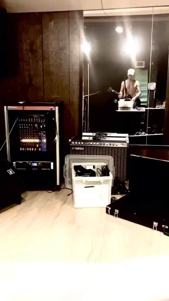 マキシマム ザ ホルモンのインスタグラム：「昨年末、ライブをお休みさせていただいてる療養中に"亮養"もしないと心が病むのでギター持って1人山籠りしてた時の動画。外は雪が積もってましたが謎の上裸。なんの曲かわかるかな？昭和フォーエバー。懐メロて言葉が嫌い。懐かしむのは自由だが、曲、メロディは永遠現在進行形。 byマキシマムザ亮君 #スマホの中に残ってた教頭の動画シリーズ」